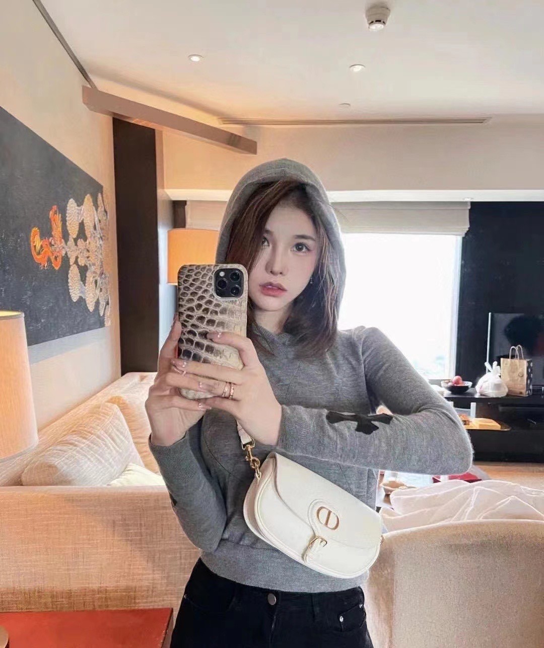 หนังแท้ DIOR BOBBY EAST-WEST BAG พร้อมส่งที่ไทย งานหนังแท้ทั้งใบเกรดออริจินอล ภาพสินค้าถ่ายจากงานขายจริง ใช้งานต่างประเทศได้ รุ่นใหม่ในฤดูกาลนี้ เพิ่มความทันสมัยให้กับซิลลูเอทของ Hobo ผ่านเส้นสายที่สง่างามและสัดส่วนที่กลมกลืนกัน สไตล์หนังลูกวัว โดดเด่นด้ว