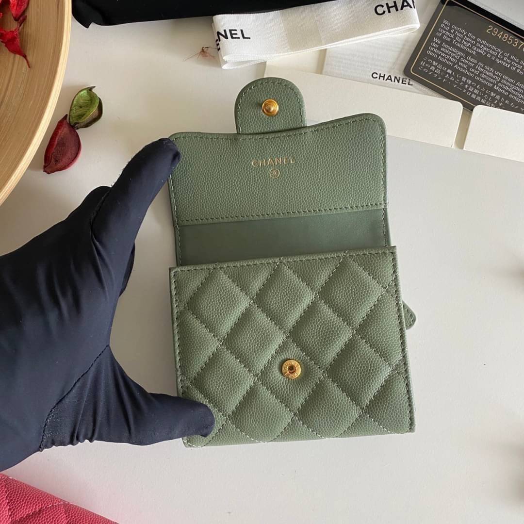 หนังแท้ Chanel Classic small wallet caviar 3 พับ พร้อมส่งที่ไทย รุ่นยอดนิยมไอเท็มฮิตวัสดุหนังแท้คาเวียร์สวยคลาสสิคเปิดปิดด้วยฝาปิดกระดุมด้านหน้ามีโลโก้แบรนด์อะไหล่ทองสวยหรูดูดี ตัวจริงสวยน่าใช้ Chanel mini นาทีนี้กำลัง in สุดๆ ภาพสินค้าถ่ายจากงานขายจริง ใ