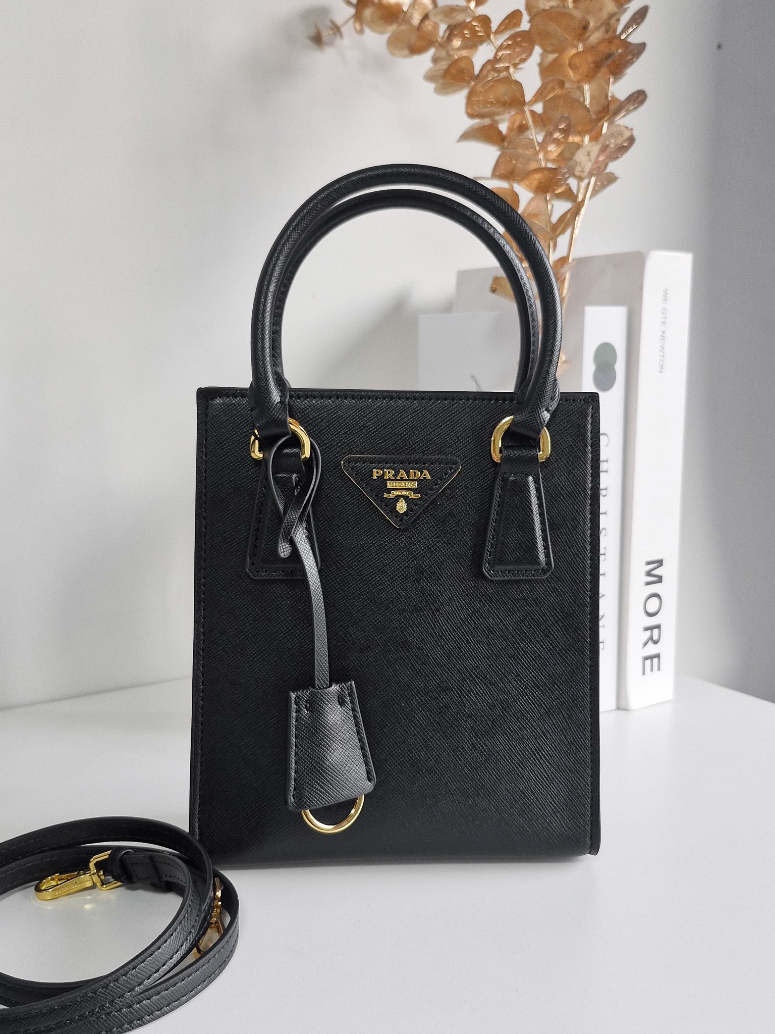 PRADA Saffiano 2WAY Logo Handbags รุ่นใหม่พร้อมส่ง กระเป๋าตั้งอยู่ทรงสวย กันน้ำ ด้านหน้าประดับโลโก้แบรนด์ อะไหล่ทอง สวยหรูเว่อร์วัง