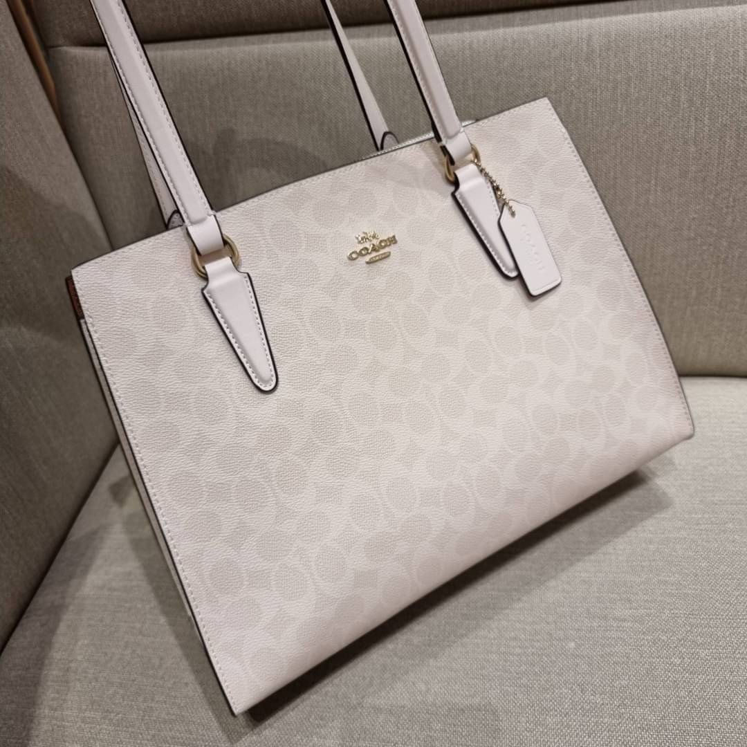 COACH C4075 TATUM CARRYALL IN SIGNATURE CANVAS คอลเลคชั่นใหม่ล่าสุด จัดมาให้ได้สวยก่อนใคร สวยหรูทุกสี!! ลุคผู้ดีต้องมาอีกหนึ่ง กระเป๋าสะพายทรงสวย ที่มาพร้อมสายสะพายไหล่ในตัว และสายครอสบอดี้สำหรับสะพายข้าง วัสดุหนัง crossgrain สวยคมมากๆ ตัวกระเป๋าถูกแบ่งเป