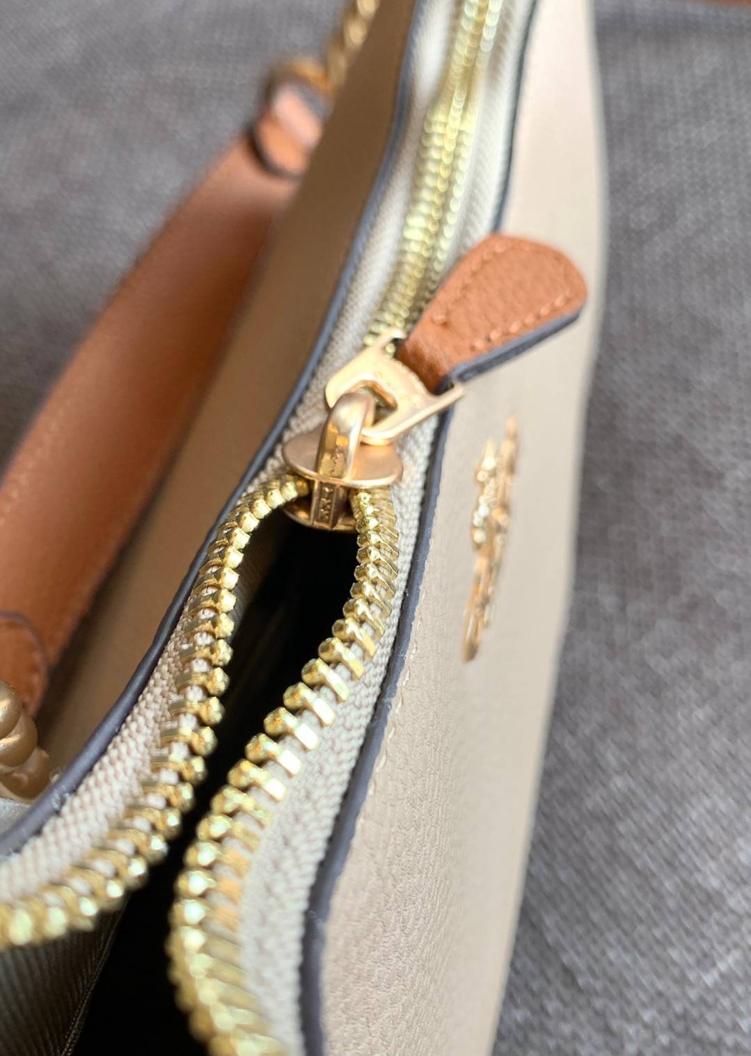 พร้อมส่งครบสี สวยทุกสีเลยค่า😘 ((CA173//CA209//CA548)) COACH TERI SHOULDER BAG 🔹กระเป๋าทรงพอช ในรูปแบบหนังแท้ หนังนิ่มสวยมากค่ะ