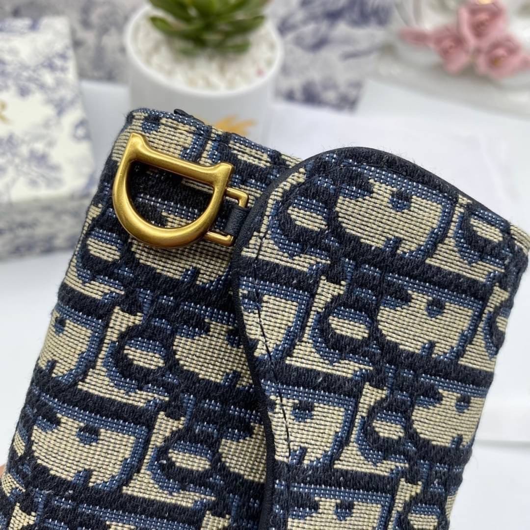 ORI 🥂 DIOR Wallet Saddle Lotus / Dior tri-fold wallet เกรดออริจินอล กระเป๋าสตางค์ 3 พับ วัสดุหนังแท้ และผ้า Jacquard อย่างดี ทอสวยงามที่สุด มีช่องใส่เหรียญมีซิปปิด ใส่การ์ด ใส่ธนบัตรได้ ครบเลยค่ะ ผสมผสานความสง่างามและคลาสสิกที่เข้ากับยุคสมัย ด้านห