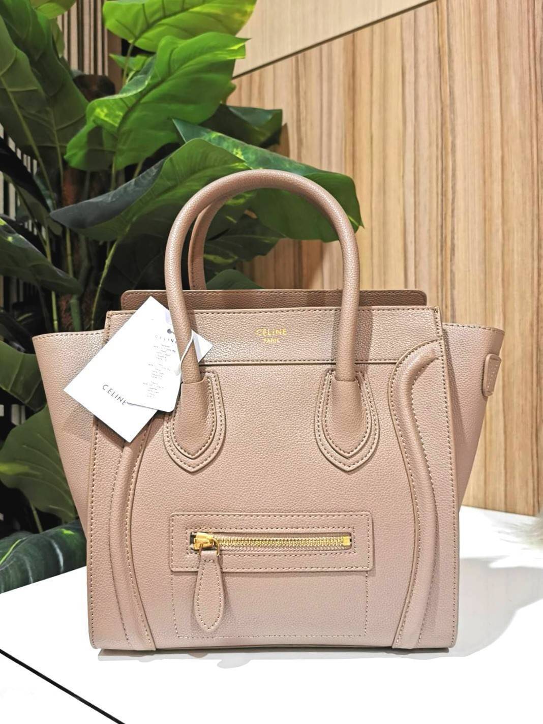CELINE HANDLE BAG VIP GIFT WITH PURCHASE (GWP) พรีเมี่ยมกิ๊ฟรุ่นใหม่ Limited Edition จาก CELINE HAUTE PARFUME DUTYFREE COUNTER หนังแท้ Calf Skin Leather มาในดีไซน์สุดหรูยอดนิยมหนังนิ่มหอมขึ้นเทคเจอร์สวยอยู่ทรง เปิดปิดด้วยซิปสะดวกใช้ ด้านหน้ามีโลโก้แบรนด์ 