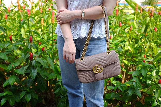 หนังแท้ GUCCI GG Marmont leather shoulder bag แบบใหม่ล่าสุด ราคานี้หนังแท้คือคุ้มมากเลยค่าสาวๆ ต้องจัดแล้วน้าา ยกระดับความหรูให้กับตัวเองกันหน่อย ด้วยกระเป๋ารุ่นนี้!! ครอสบอดี้ที่ดีไซน์หรู อัพเลเวล ในราคาที่จับต้องได้ พร้อมเสิร์ฟความสวยตรงถึงบ้านแล้วจ้า