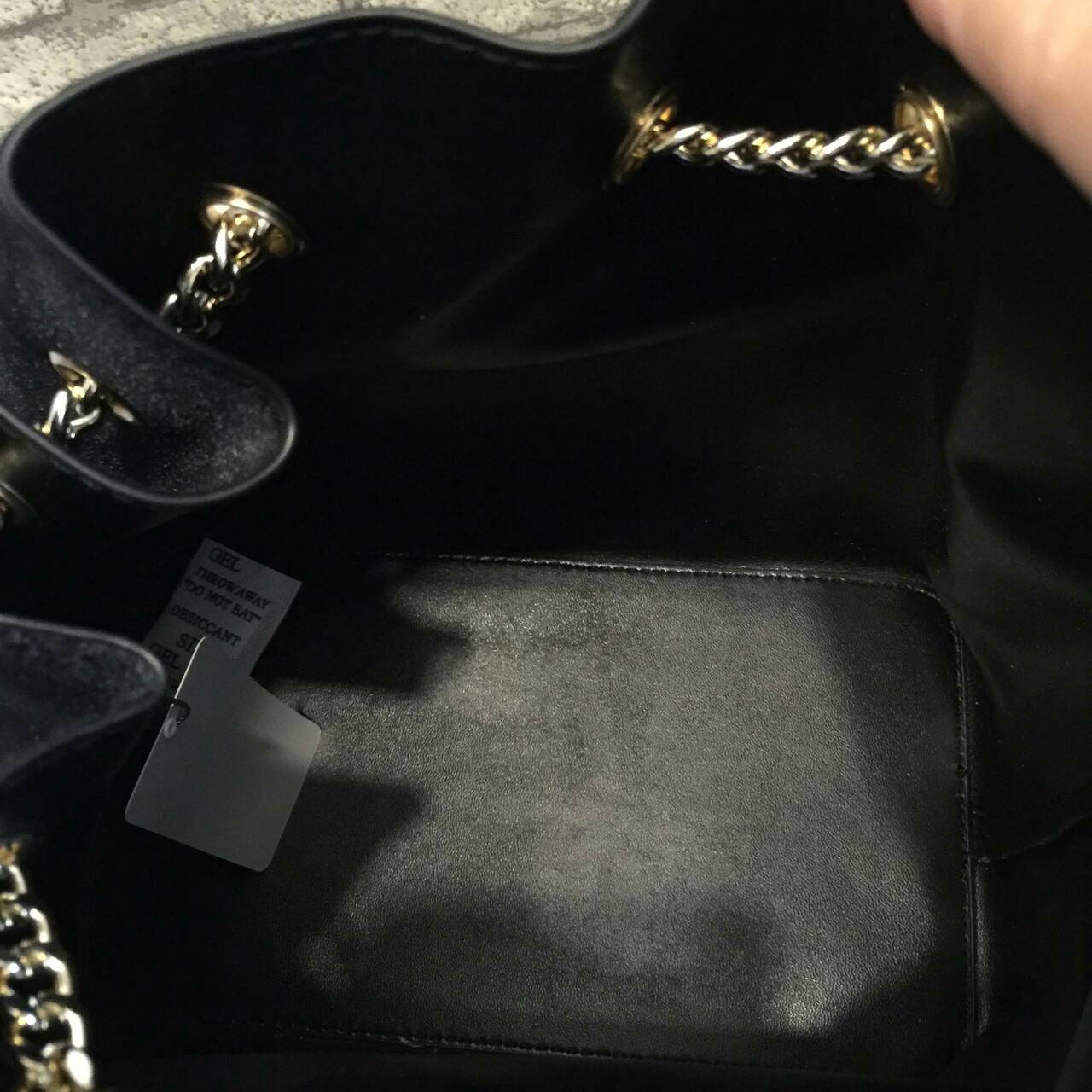 CHARLES & KEITH TEXTURE CHAIN DETAIL HANDBAG กระเป๋าทรงขนมจีบอวัสดุหนังกำมะหยี่ ขนาดกำลังดี อะไหล่สีทอง ประดับด้วยพู่ด้านหน้า ภายในโล่งกว้าง ใส่กระเป๋าสตางค์ยาวได้ มีหูหิ้ว สายสะพายยาวปรับ/ ถอดได้ ฐานกระเป๋าแข็งมีหมุดรองฐาน 4 มุม สวยทุกสีค่ะ
