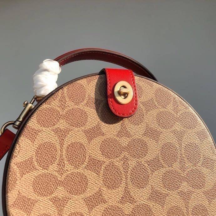 COACH LUNAR NEW YEAR CIRCLE BAG IN SIGNATURE CANVAS กระเป๋าทรงกลม ถือและสะพายข้างได้ วัสดุหนังแท้ ลาย C สวยหรู!! ตามแบบฉบับแบรนด์ ดูแพงมาก ราคาสุดคุ้มแบบนี้ ต้องมีไว้ใช้สักใบน้า!!