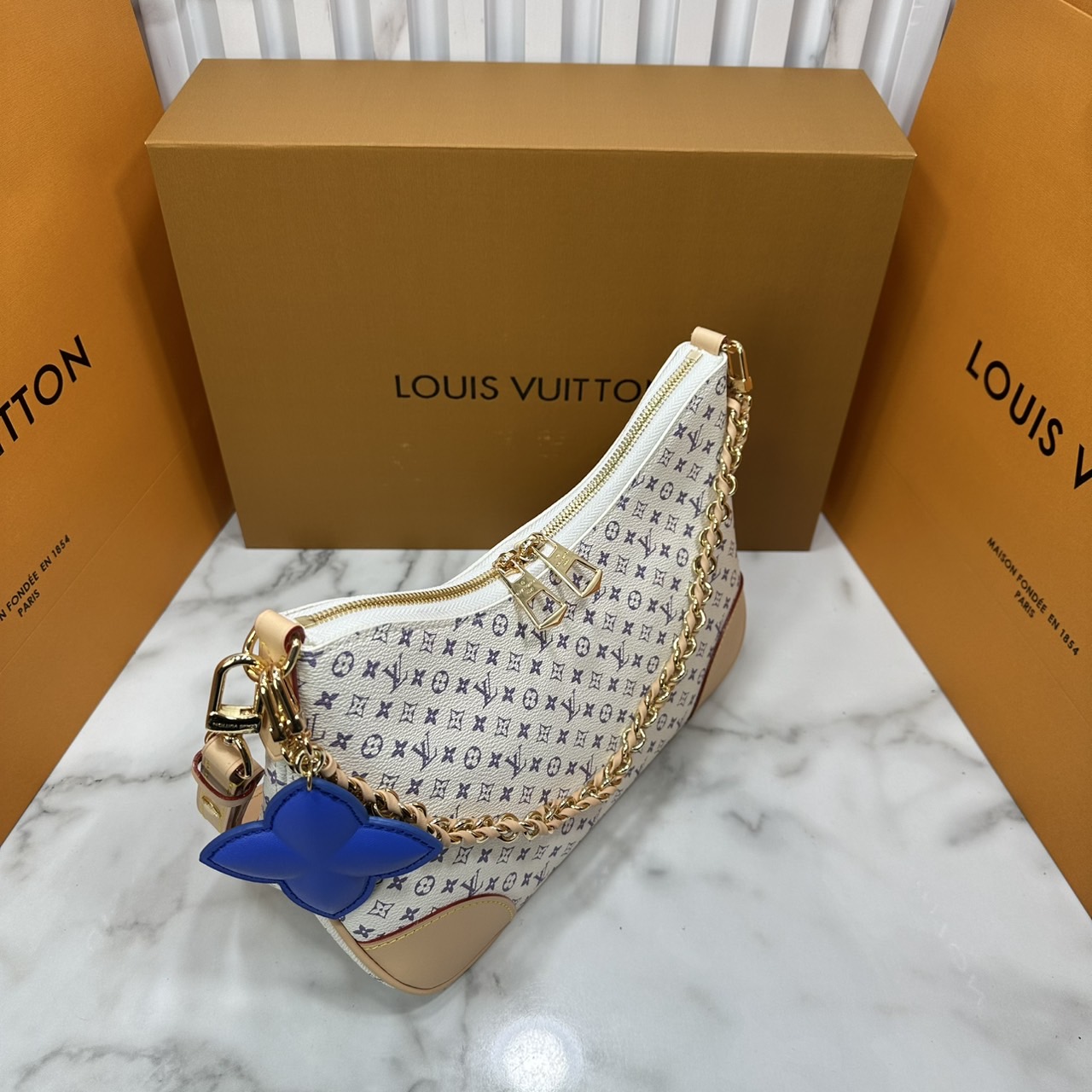 ORI หนังแท้ | LV Boulogne PM bag กระเป๋าสะพายทรงโฮโบ ดีไซน์อเนกประสงค์จาก Monogram แคนวาสคลาสสิก มีสายสะพายแบบถอดออกได้ เลือกสะพายเฉียง สะพายไหล่แบบสายยาว หรือสะพายไหล่แบบสายสั้นได้ตามต้องการ เมื่อถอดสายออก