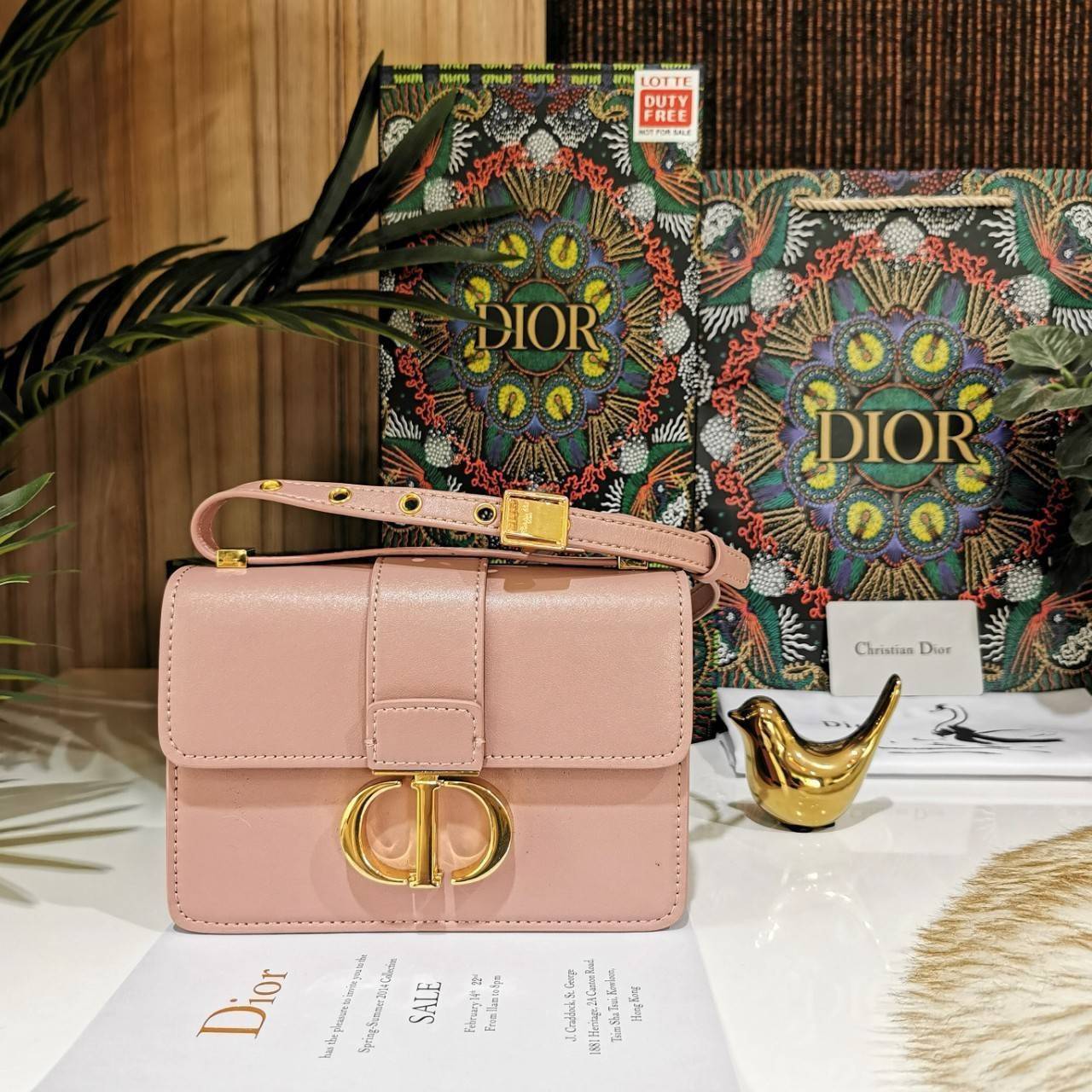 CHRISTIAN DIOR MINI BAG VIP GIFT WITH PURCHASE (GWP) พรีเมี่ยมกิ้ฟ Limited Edition จาก DIOR DUTYFREE COUNTER วัสดุหนังแท้ Calfskin ทรงสี่เหลี่ยมหนังเรียบสวยหรูอยู่ทรงเปิดปิดด้วยฝาปิดโลโก้แบรนด์อะไหล่ทองด้านหลังมีช่องใส่ของ ภายในโล่งมีโลโก้สามารถใส่มือถือข