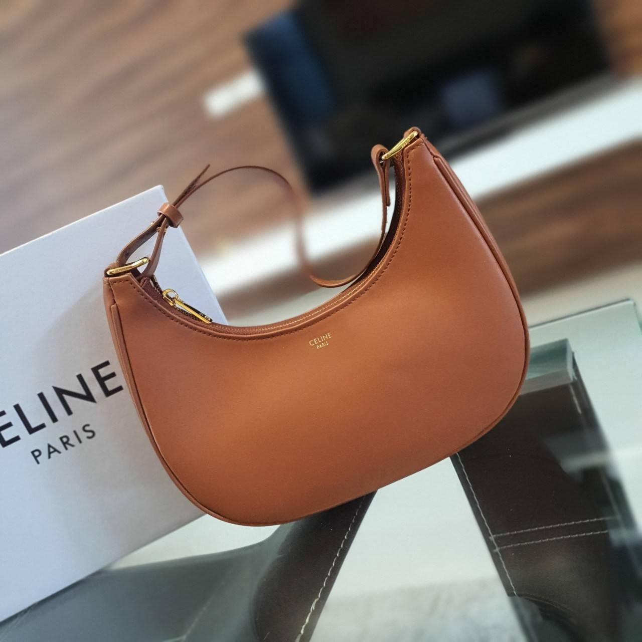 CELINE SHOULDER BAG VIP GIFT WITH PURCHASE (GWP) AVA BAG IN SMOOTH CALFSKIN พรีเมี่ยมกิ๊ฟ Limited Edition จาก CELINE HAUTE PARFUME DUTYFREE COUNTER วัสดุหนังสังเคราะห์เรียบสวย ดีไซน์สวยหรูฮิตสุดในเกาหลี! หนังสวยอยู่ทรงกันน้ำ เปิดปิดด้วยซิปแบรนด์ ภายในโล่ง