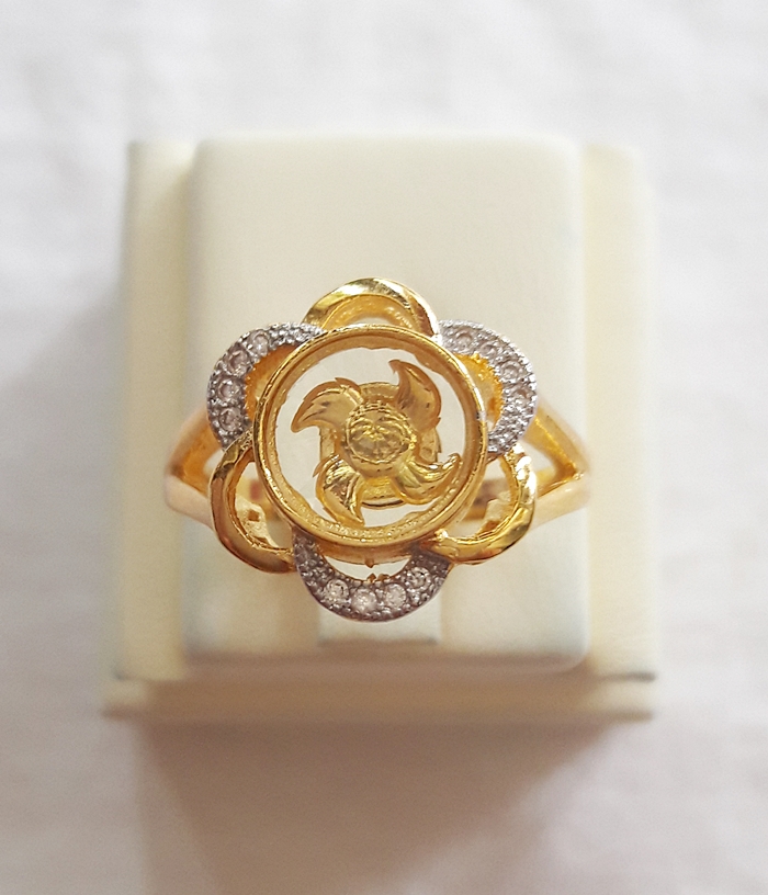 แหวนกังหัน4ใบ รุ่นดอกไม้ เสริมดวงเนื้อทองเหลืองชุบทองประดับเพชรพร้อมกล่องกำมะหยี่ค่ะ