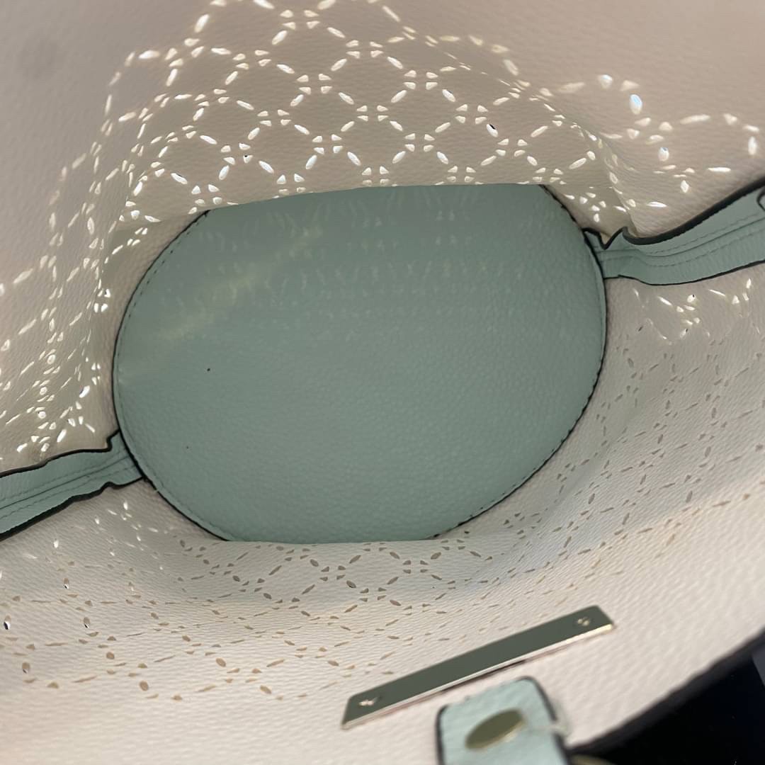 Guess Amara Bucket Handbag ซื้อ 1 ได้ถึง 2 กระเป๋ารุ่นใหม่ล่าสุดทรงถังสุดน่ารัก พิมพ์ลายรอบใบ วัสดุหนังนิ่มคุณภาพดี นิ่ม น้ำหนักเบา ด้านหน้าประดับด้วยโลโก้แบรนด์สวยโดดเด่น เปิด-ปิดด้วยด้วยตัวคล้องอะไหล่เงินสะดวกใช้ ด้านในโล่ง มีสายยาวปรับระดับได้มาให้ มาพ