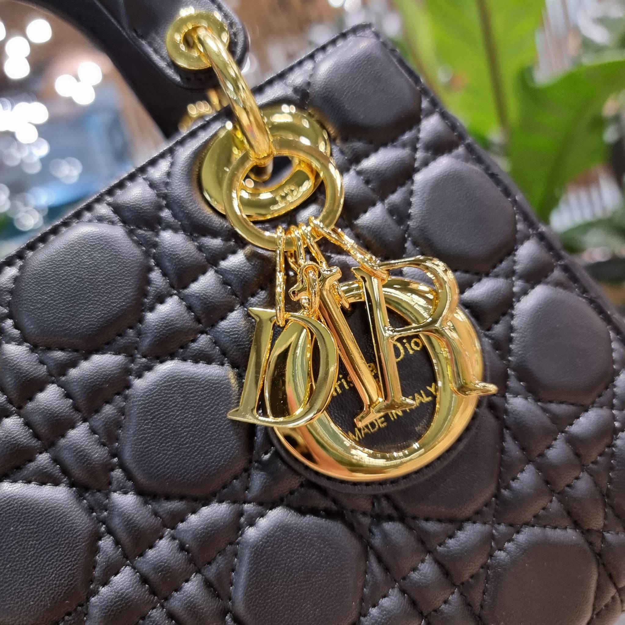 DIOR CD LADY BAG กระเป๋าสะพายข้างพรีเมี่ยมกิ๊ฟสุดฮอต ดีไซน์เรียบง่าย แต่แฝงไปด้วยความหรูหรา ทรงกล่องคลาสสิค โดดเด่นด้วยพวงกุญแจอะไหล่สีทอง วัสดุหนังแท้ มีหูจับในตัวและสายครอสบอดี้สุดเลิศ ที่มาพร้อมอะไหล่ฟอนท์สีทองเรียงร้อยในสายหนัง แต่งเติมดีเทลอัพราคาไปอ