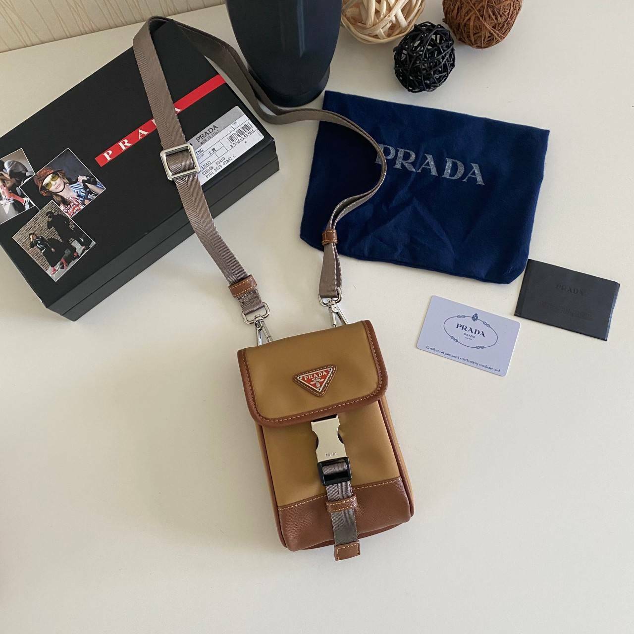 VIP Prada crossbody nylon bag PRADA Re-Nylon and Saffiano leather smartphone case พร้อมส่ง สีเข้าใหม่ เป็นรุ่นที่ถามหากันเยอะมากๆ งานสวยมาก ทำจากผ้าnylonพิเศษ สลับหนังแท้ ใช้ได้ทั้งชาย-หญิง จะ Cross body คาดเอว หรือคล้องกับหูกางเกงชิคๆ ก็เท่มากเลยค่าา งาน