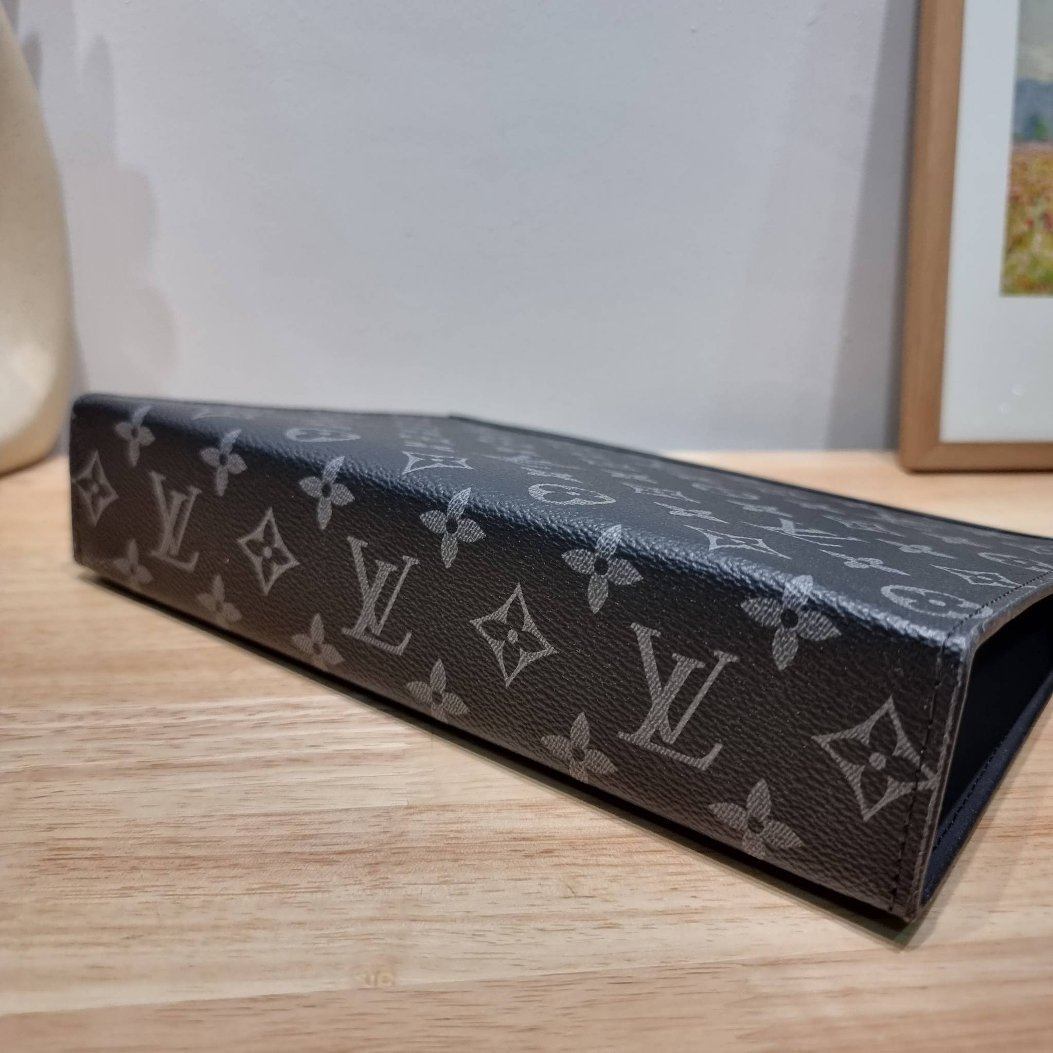 LV POCHETTE VOYAGE SET BAG / LV gift box สุดยอดไอเท็มใน box set ที่เหมาะแก่การเก็บสะสม หรือจะส่งให้เป็นของขวัญในช่วงปีใหม่ก็ดีงามที่สุด จัดให้ทั้งกระเป๋าคลัทช์สีคลาสสิค กระเป๋าเก็บกุญแจ ที่จัดสรรให้พกพาได้ง่ายไม่เกะกะ และเข็มขัดเข้าเซ็ทคุมโทนได้ดีเยี่ยม แ