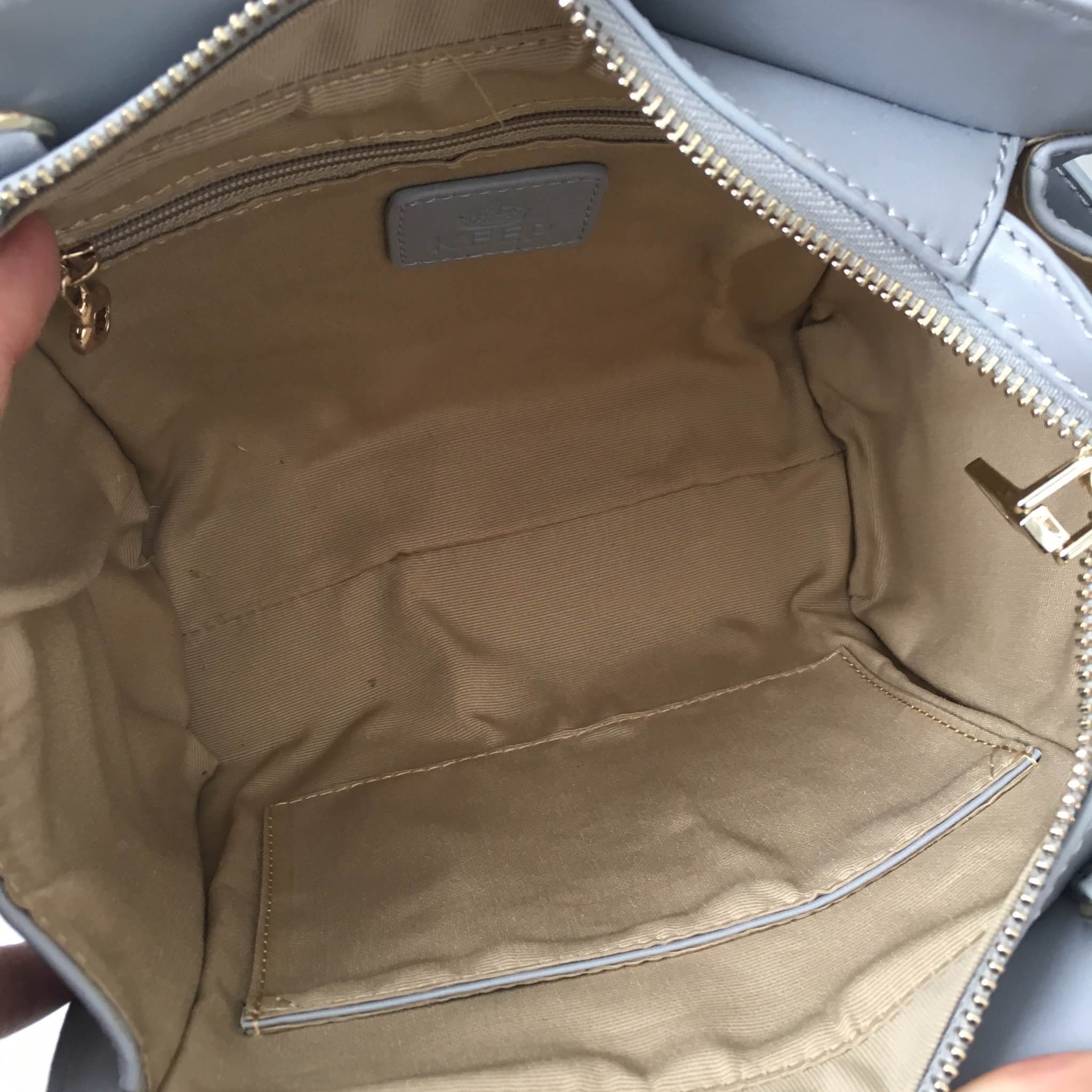 จากแบรนด์ KEEP ทรง รุ่น passion on handbag จุดเด่นที่ >หนังคุณภาพ premium PU > ถือสะพายเข้าง่ายกับทุกชุด >ทรงสวยมากคะ ขนากกระเป๋ากำลังดีคะ ใส่ กปต ยาว มือถือได้ทุกรุ่น > มีช่องย่อยแบ่งเก็บของด้านใน เป็นสัดส่วน