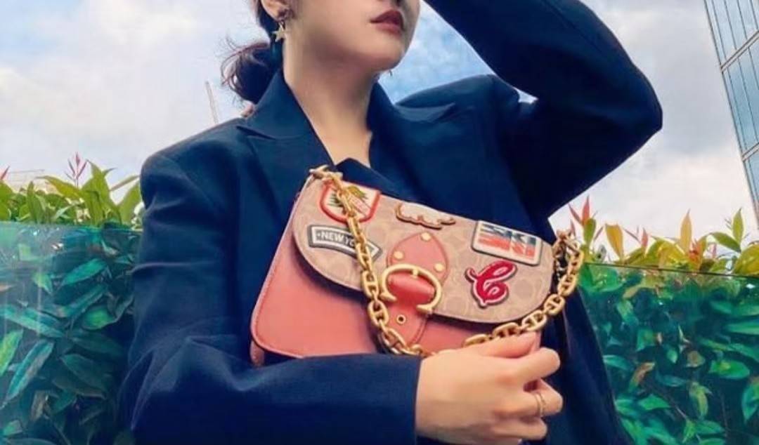 OUTLET 】COACH BEAT SHOULDER BAG IN SIGNATURE CANVAS WITH PATCHES (C6837) ไหวมั้ยเนี้ย!! สวยฟาดอีกแล้วนะยูวว 🤩🌺คอลเลคชั่นใหม่สุดปัง อลังเวอร์!//กระเป๋าถือ สะพายไหล่ลาย SIGNATURE ตกแต่งความเก๋ด้วยแผ่นแปะลวดลายที่มีเฉพาะจาก COACH คอลเลคชั่นนี