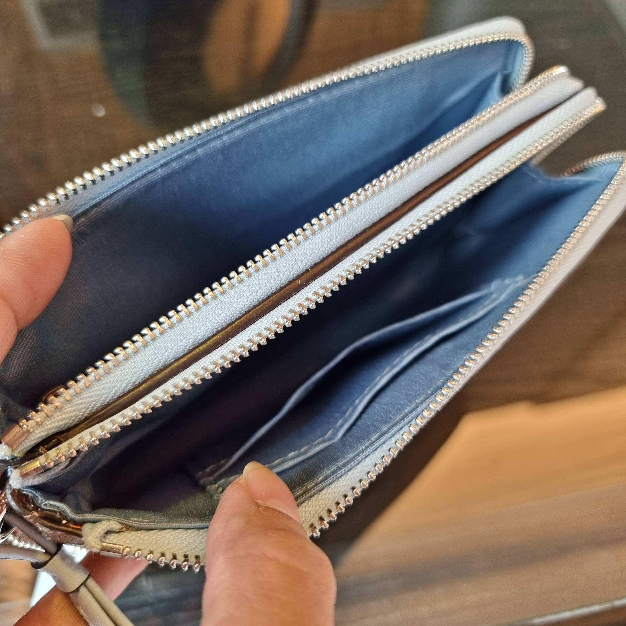 COACH F87591 DOUBLE CORNER ZIP WALLET IN SIGNATURE COATED CANVAS คล้องมือรุ่น 2 ซิป!! มาแล้วจ้า 🌟🤗 ไซส์นี้คือเหมาะมือจริงๆ พกง่ายเช่นเคย ไม่ต้องกังวลว่าจะเกะกะหรือกินพื้นที่กระเป๋าหลัก วัสดุหนังแคนวาสเคลือบลาย มีช่องหลักแยก 2 ช่อง ภายในบุผ