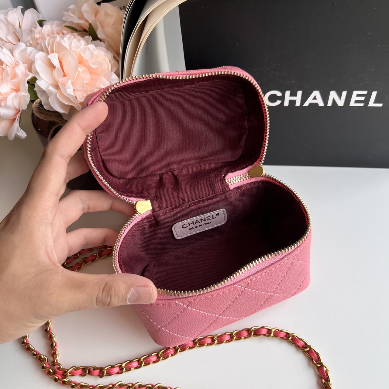 หนังแท้ Chanel Micro Bag / CHANEL Small Vanity Case Caviar Leather / Chanel vanity chain mini พร้อมส่งที่ไทย กระเป๋าสะพายข้างขนาดเล็กน่ารัก ดีไซน์คลาสสิคเรียบหรูเข้ากับทุกลุ๊คแบบไม่มีเอ้าท์ ไอเท็มนี้แนะนำสวยน่าใช้ ไม่ควรพลาดเลยค่าา