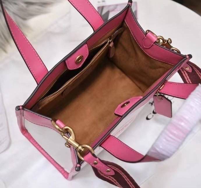 OUTLET 】COACH FIELD TOTE 22 WITH HEART กระเป๋าทรงสี่เหลี่ยม จุของได้มากมายสำหรับทุกโอกาส ด้านในมีช่องซิปไว้ใส่ของจุกจิกได้ มีป้าย Coach ตัวใหญ่ติดอยู่ ทำจากหนังฟอกฝาดและผ้า Signature Jacquard มีสายใหญ่ที่มีน้ำหนักเบา ออกแนว sport ใช้ได้สำหรับสะพายไหล่หรือ