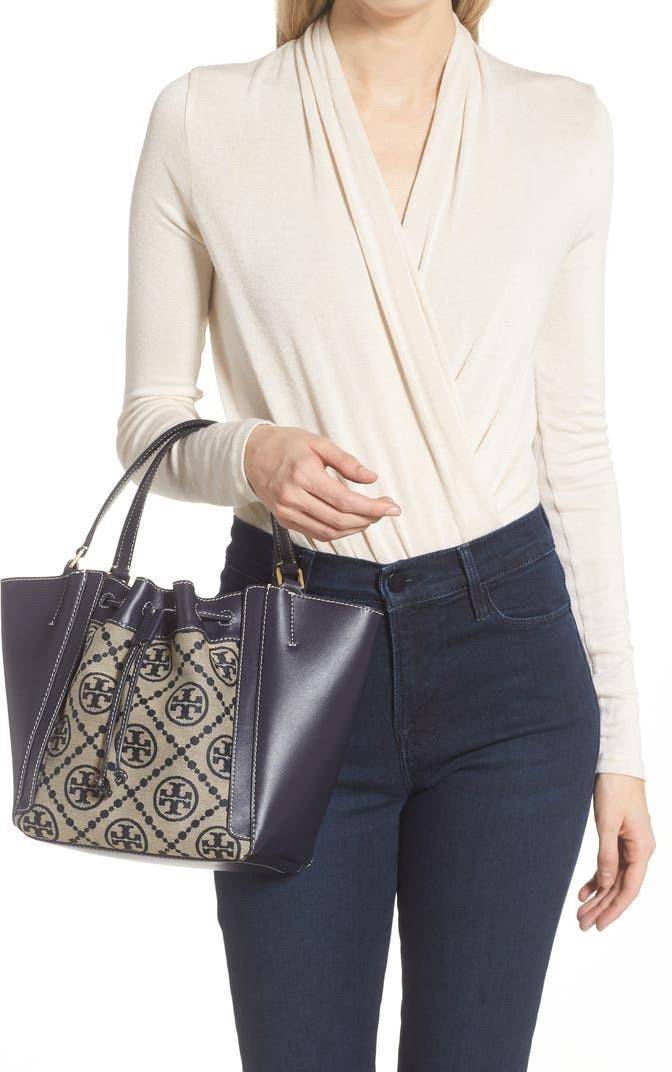 Tory T Monogram Mcgraw Dragonfly / Tory burch bucket กระเป๋าถือหรือสะพายไหล่ วัสดุหนัง Jacquard อะไหล่ทอง ทรงปีก เปิด-ปิด ด้วยกระดุมแม่เหล็ก ด้านในโลง มี 2ช่องเล็ก จุของได้เยอะ น้ำหนักเบา สายสะพาย crossbody ได้ ปรับระดับได้