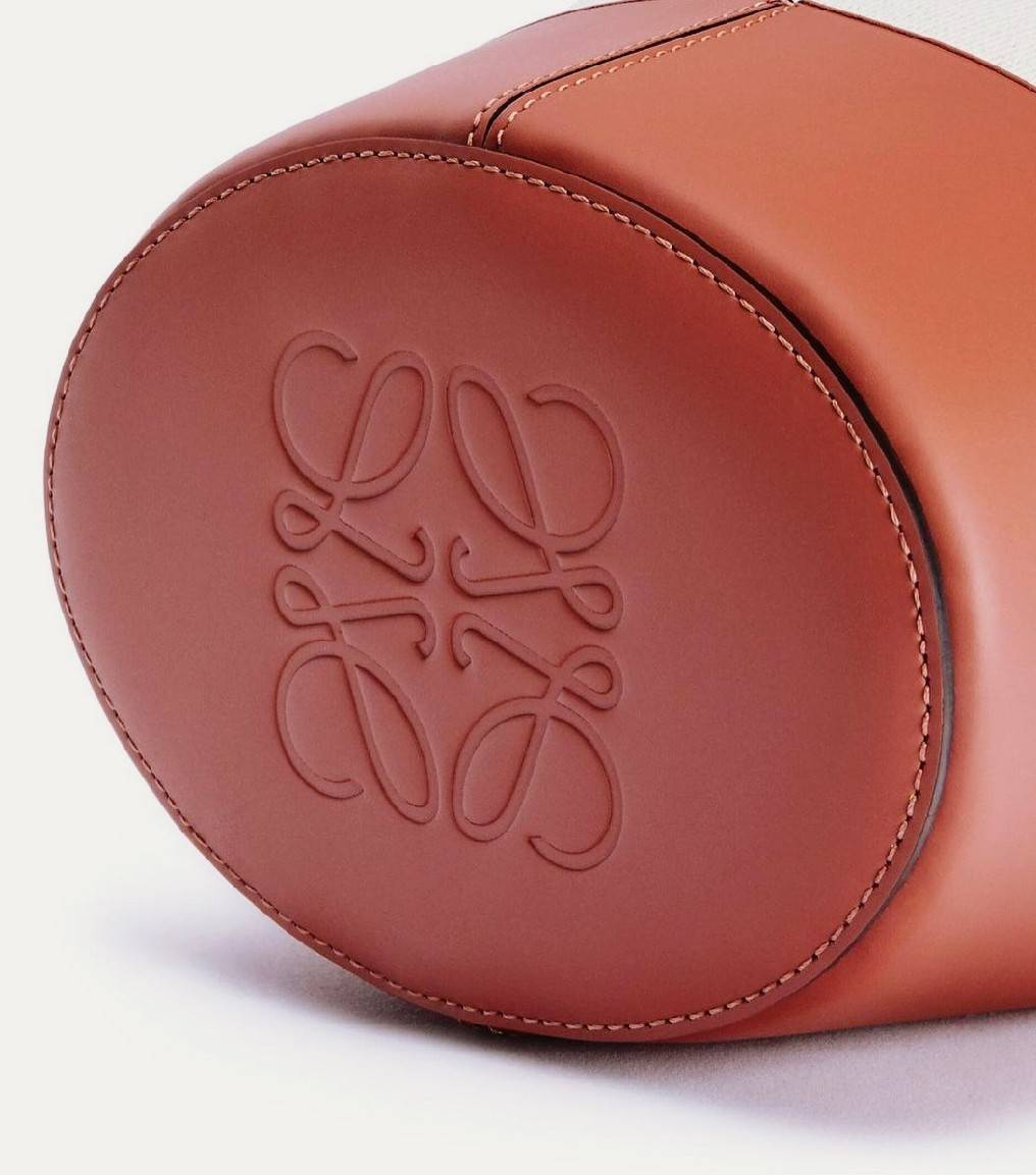 พรีเมี่ยมกิ๊ฟแท้ 100% 】LOEWE CROSSBODY ANAGRAM BUCKET BAG GIFT WITH PURCHASE (GWP) กระเป๋าถือหรือสะพายพรีเมี่ยมกิ๊ฟ Limited จาก LOEWE PERFUME DUTYFREE COUNTER รุ่นใหม่ล่าสุด Rare items หายากสุดเลอค่าวัสดุ Anagram Canvas ตัดหนังแท้ Calfskin สุดคลาสสิค