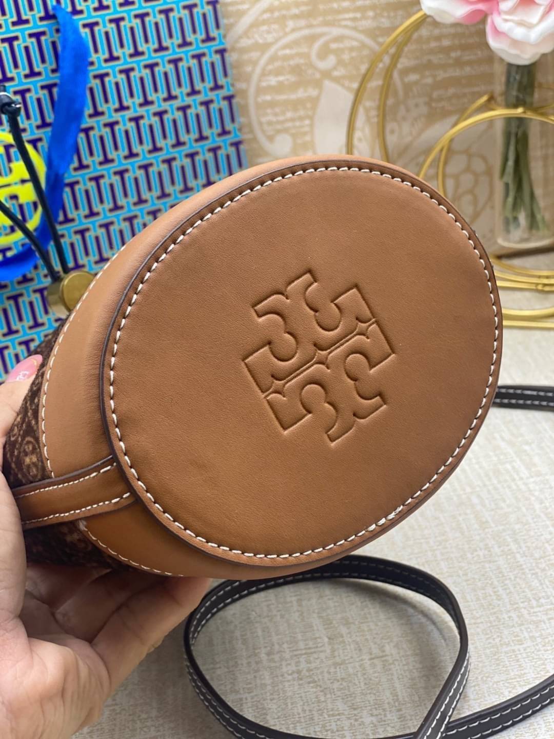 Tory Burch T Monogram Calf Hair Mini Bucket Bag กระเป๋าทรงถังผลิตขึ้นอย่างพิถีพิถันด้วยขนลูกวัวพิมพ์ลาย ตัดแต่งหนังอย่างดี