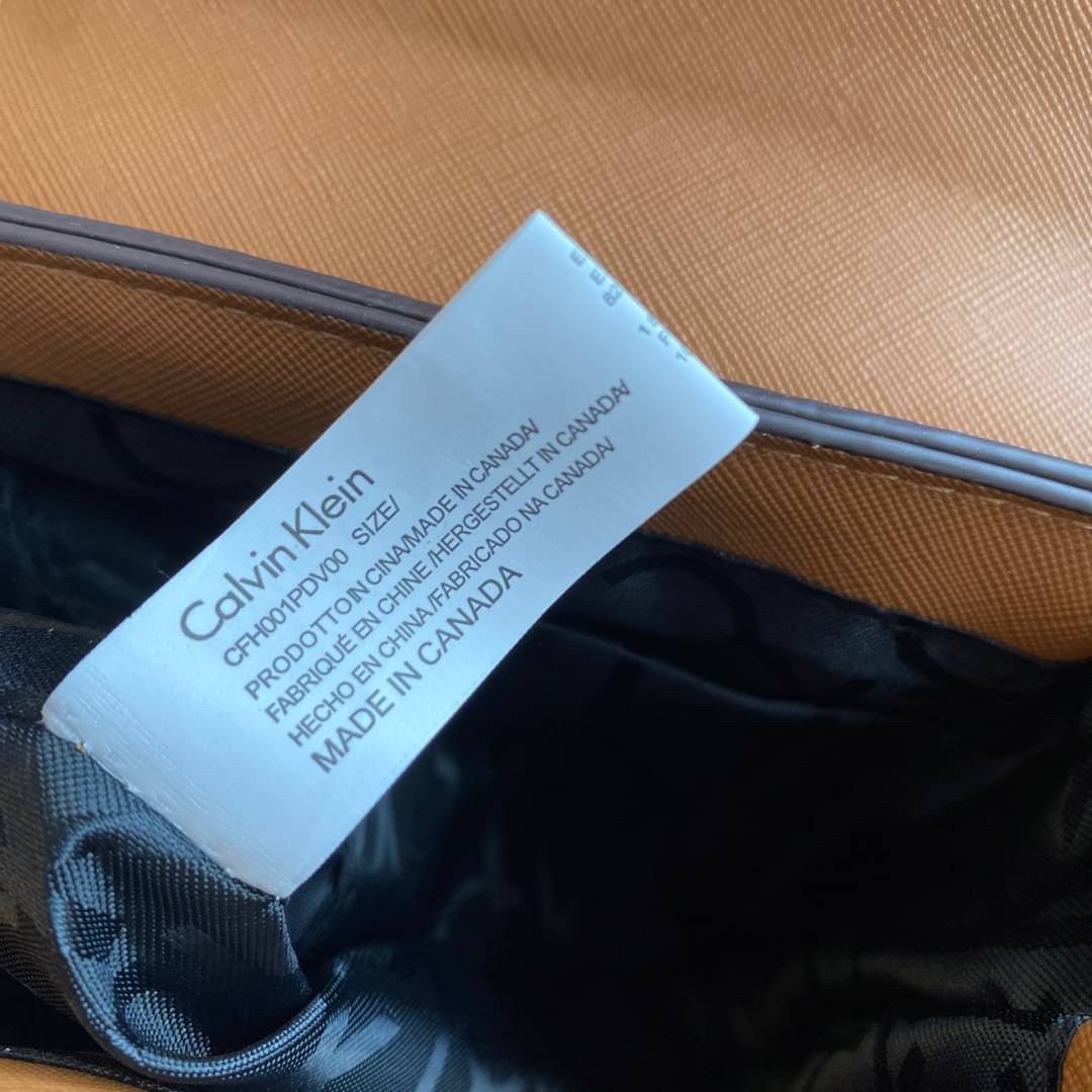 CALVIN KLEIN JEANS crossbody bag กระเป๋าถือหรือสะพาย ลายซิกเนเจอร์แบรนด์ทั้งใบ มีหูจับสำหรับถือ เปิด-ปิดกระเป๋าด้วยกระดุมแม่เหล็ก ด้านในโล่งกว้างมีช่องเล็กและช่องซิปสำหรับใส่ของจุกจิก ซับในลายแบรนด์อย่างดี มาพร้อมสายสะพายยาวปรับระดับได้ สามารถใช้ได้หลากหล