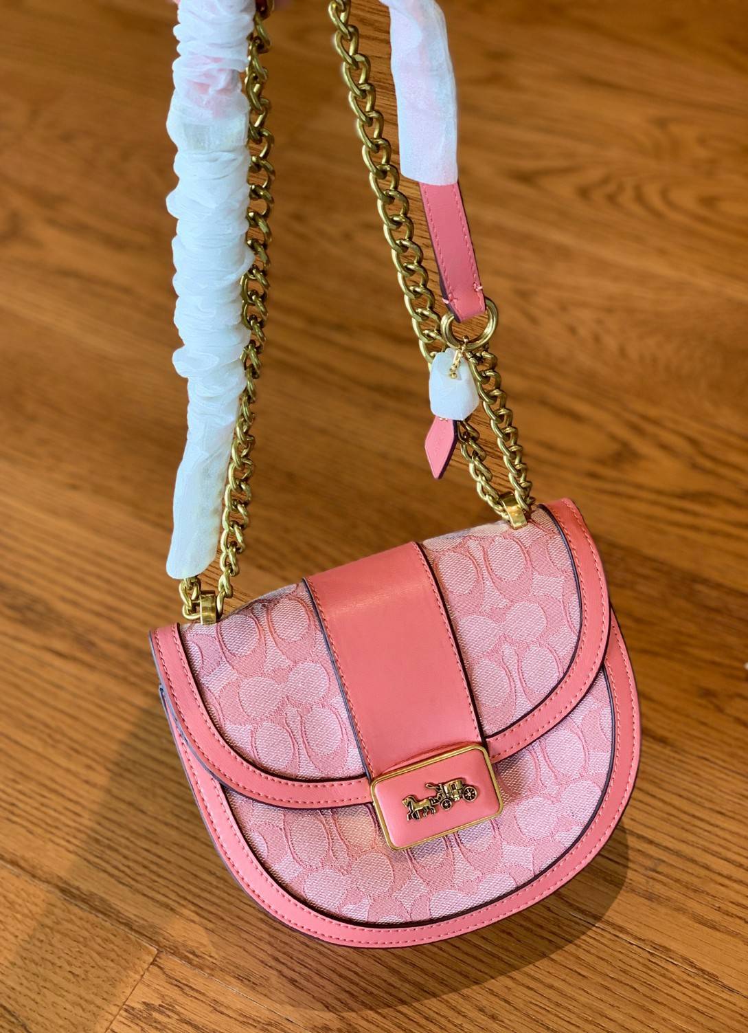 COACH ALIE SADDLE BAG JACQUARD IN SIGNATURE ((C4694//C3464)) พร้อมส่งที่ไทย รุ่นใหม่ล่าสุดค่ะ! กระเป๋าสะพายข้าง//ครอสบอดี้ร์//หรือทบสายคู่สะพายไหล่ได้ค่ะ วัสดุJacquard+หนังแท้ ได้สวยงามลงตัวมากๆ เปิดปิดกระเป๋าแบบกดล็อค มีอะไหล่โลโก้แบรนด์โดดเด่นปนคลาสสิค