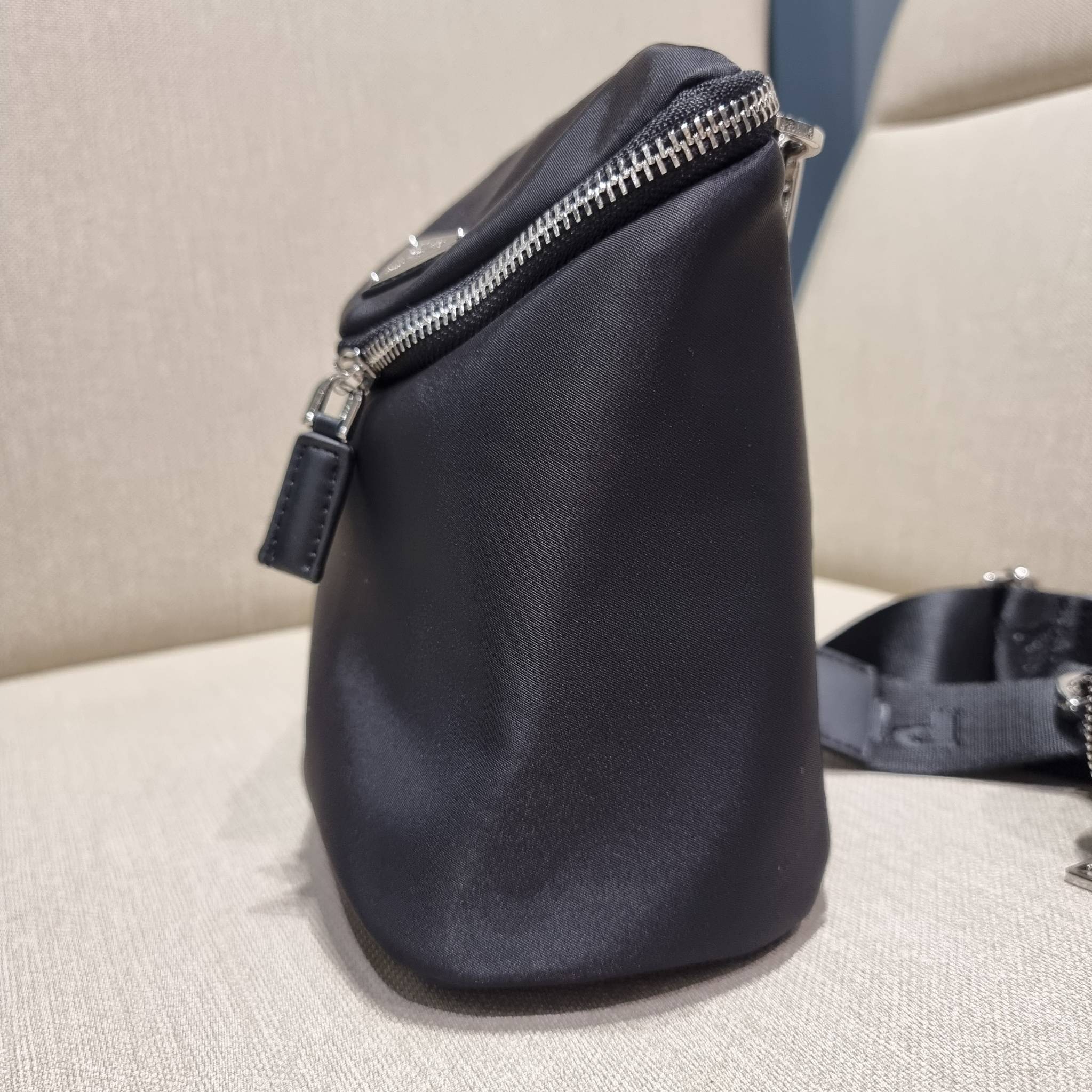 PRADA RE-NYLON AND LEATHER SHOULDER BAG ถึงเวลาของหนุ่มกันแล้ว!! ไอเท็ม best seller ที่เตรียมขึ้นแท่นรุ่นหายาก เท่ คูล ดูดี ไม่เกร่อ กระเป๋าสะพายข้าง รูปทรงเรขาคณิต ดีไซน์เรียบง่าย แต่มีความหรูในตัว วัสดุผ้าไนล่อนคุณภาพ พร้อมใบลูก ไว้ใส่เหรียญ ใส่กุญแจได้