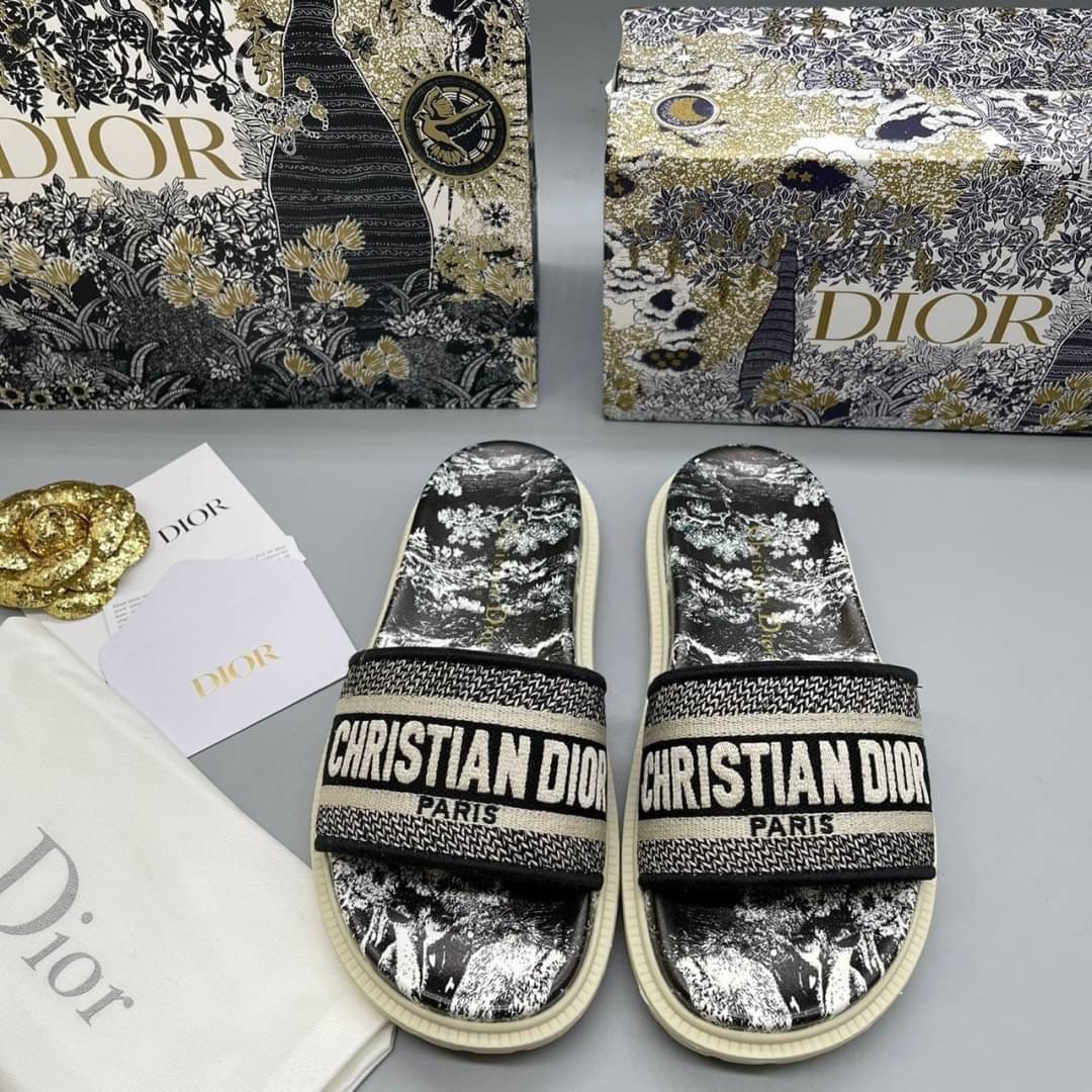 DIOR DWAY SLIDE Toile de Jouy Flowers Embroidered Cotton Dior Sandals รองเท้าแตะที่เป็นเอกลักษณ์ ที่สุดแห่งความหรูหราใช้งานได้ทุกวัน ตัดเย็บจากผ้าฝ้ายปักลาย ประดับด้วยรายละเอียดสวยงาม เสริมส้นยางหนาอย่างดีสวมใส่ง่าย น้ำหนักเบา งานเกรดออริจินอล 1:1 เหมือนท