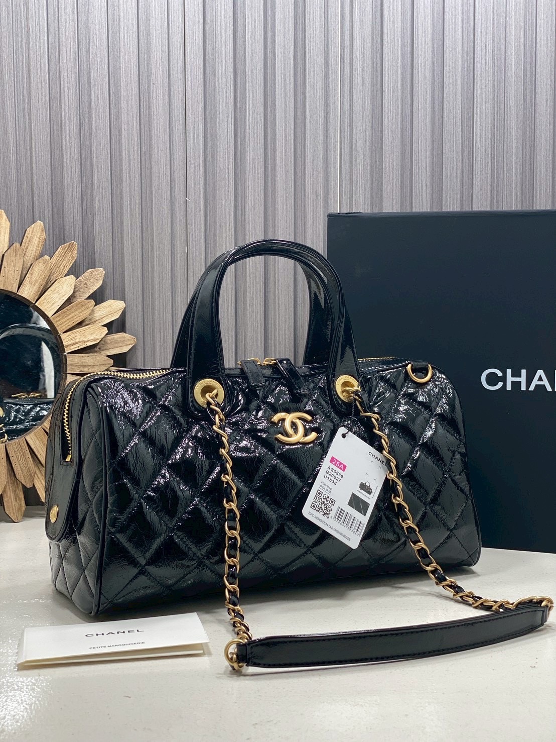 ORI หนังแท้ | Chanel Large Bowling Bag Crumpled Leather / Chanel Keepall Bag กระเป๋าถือ กระเป๋าสะพายรุ่นใหม่ล่าสุด ดีไซน์หนังยับเงา ในคอลเลกชัน Métiers d’art ปี 2024/25