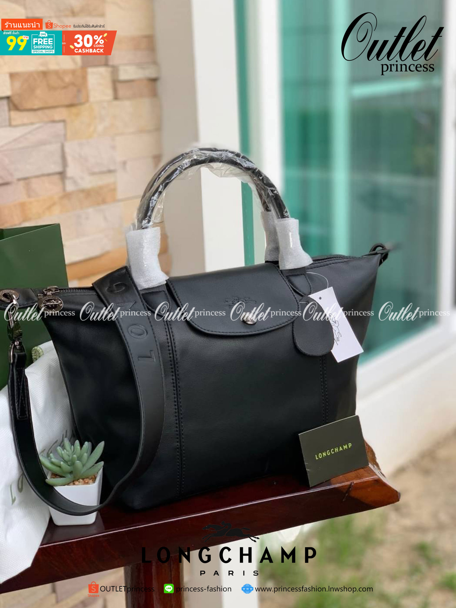 Longchamp LE PLIAGE CUIR TOP HANDLE BAG S เรียกว่าเป็นกระเป๋าอีกหนึ่งรุ่นที่ไม่ว่ายังไงก็ฮอตฮิตและติดเทรนด์ตลอดไม่เคยเปลี่ยนกับ ทรง Le Pliage Cuir หนึ่งในตระกูลกระเป๋าสุดไอคอนิกจากแบรนด์ เมื่อรุ่น Le Pliage Cuir ในรูปแบบของหนังแกะ Metis ได้ถือกำเนิดขึ้นใน