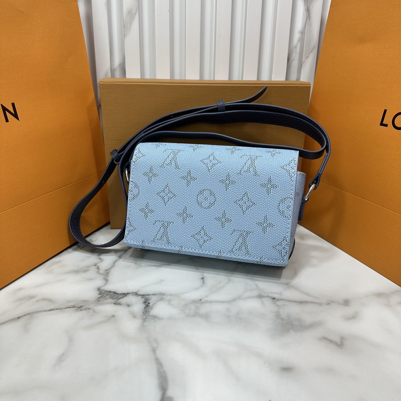 ORI หนังแท้ | LV Steamer crossbody bag Monogram Canvas / LV Trunk Bag กระเป๋าสะพาย กระเป๋าสตางค์แบบสะพายรุ่น Steamer รังสรรค์จาก Monogram แคนวาส แต่งขอบหนัง Aged Natural และฮาร์ดแวร์สีทอง