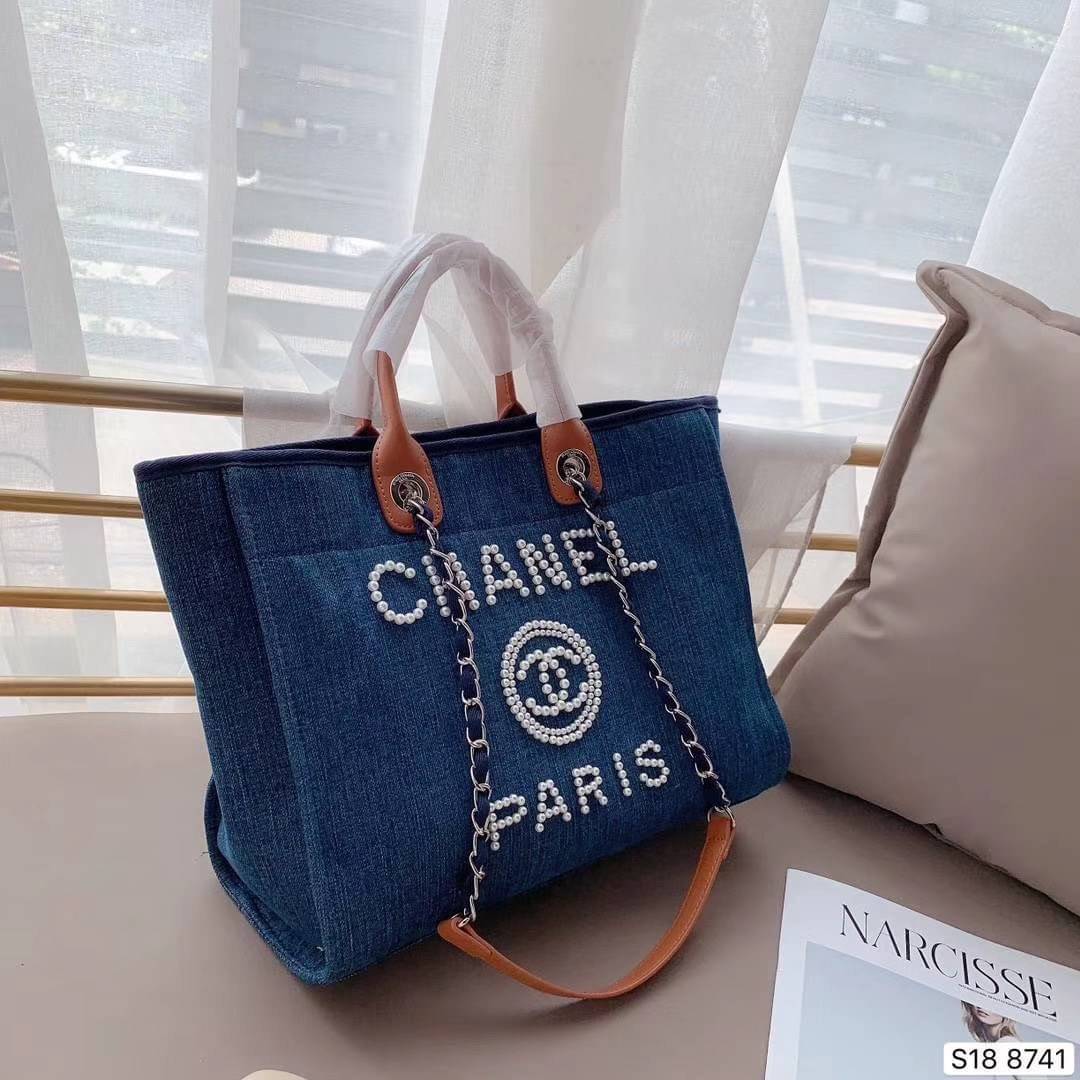 Chanel Shopping Bag VIP Gift denim canvas and leather กระเป๋าผ้าแคสวาส งานปักมุกหรูหรามาก เกินเรื่องมาก ดูแพงสุด!! งานแพงงานสวยจ้า ใบใหญ่จุใจใส่ของได้เยอะ ตามคำเรียกร้อง ถือชิคๆๆ เหมาะกับSummerสุดๆ มีใบเดียวจบ สวยหรูคุณนายสุดๆเลิศมากค่า
