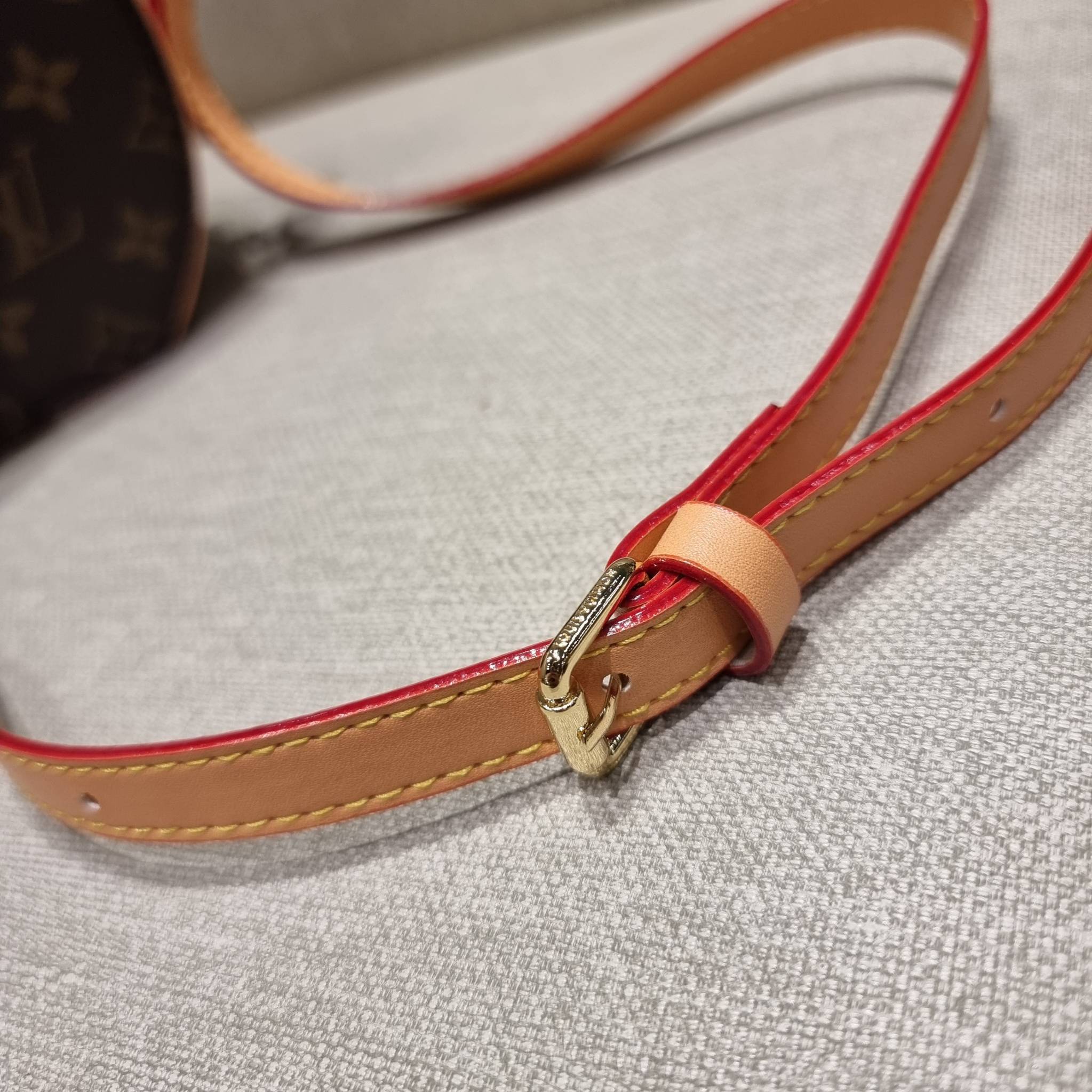 LV CROSSBODY ROUND BAG / LV BOITE CHAPEAU สุดยอดของรุ่นที่ฮิตตลอด กระเป๋าสะพาย สวยอยู่ทรง ผู้ดีมากๆ วัสดุหนังแคนวาสคุณภาพ โดดเด่นด้วยรูปทรงเอกลักษณ์ มาพร้อมแท็กหนังห้อย เพิ่มความแพงไปอีก เปิด-ปิดด้วยซิป ภายในเป็นช่องโล่ง สวยไปอีกหนึ่ง มีสายสะพายครอสให้ ปร