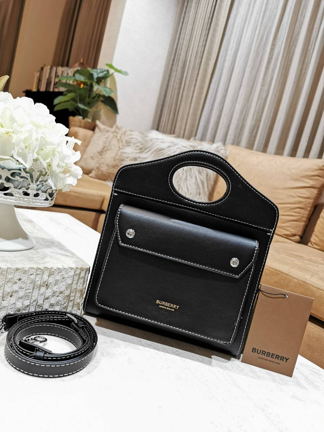 BURBERRY FRAGRANCES CROSSBODY BAG VIP GIFT WITH PURCHASE (GWP) พรีเมี่ยมกิ๊ฟ Limited Edition ใหม่ล่าสุดจาก BURBERRY PERFUME วัสดุหนังแท้ Calf Skin ทรงเหลี่ยม ดีไซน์สวยหรูอยู่ทรง ด้านหน้ามีช่องใส่ของ ภายในโล่งกว้าง มีช่องซิปแบรนด์ สามารถใส่กระเป๋าสตางค์ใบย