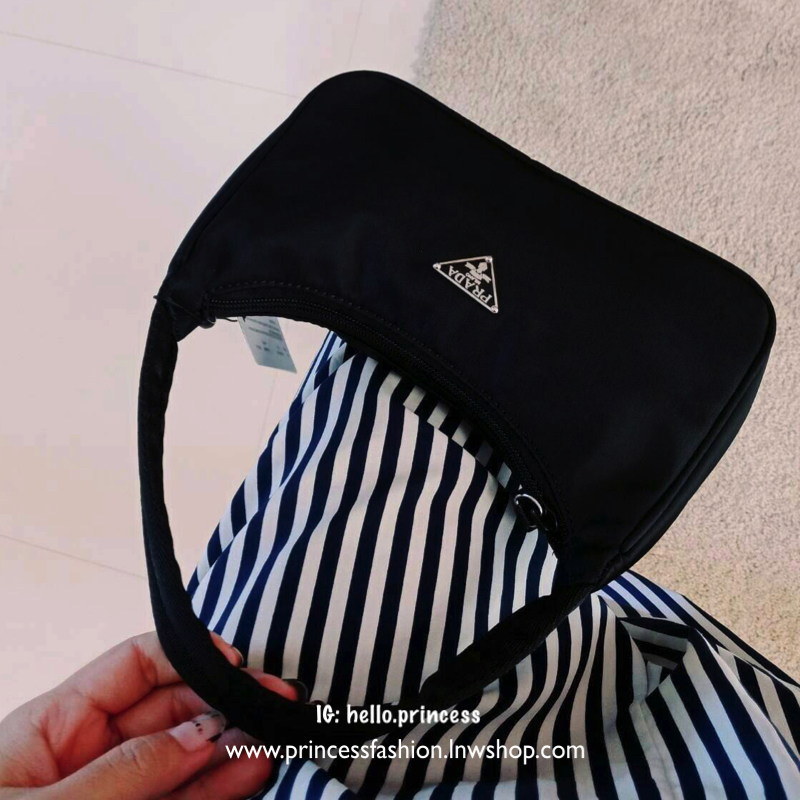 Prada nylon mini shoulder bag กระเป๋าถือหรือสะพายไหล่ size mini กำลังน่ารัก premium gift จาก prada วัสดุ nylon อะไหล่ทอง น้ำหนักเบา เปิดปิดด้วยซิป ใส่กระเป๋าสตางค์ใบสั้น, มือถือได้ทุกรุ่น ถือออกงานก็ดูดี