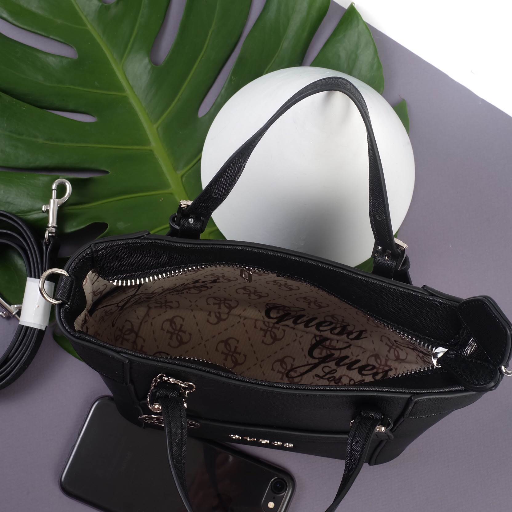 ได้กระเป๋า รุ่นหายาก ทรงสวย จากแบรนด์ Guess มาฝากคะ ใบนี้ ทรงมินิ size 8 นิ้ว กระลังน่ารักเลยคะ หนัง saffiano อย่างดี มีพวงกุญแจแบรนด์ ห้อย เข้า set ภายในมี ช่องเก็บของจุกจิก ห้ามพลาดเลยคะ สวย