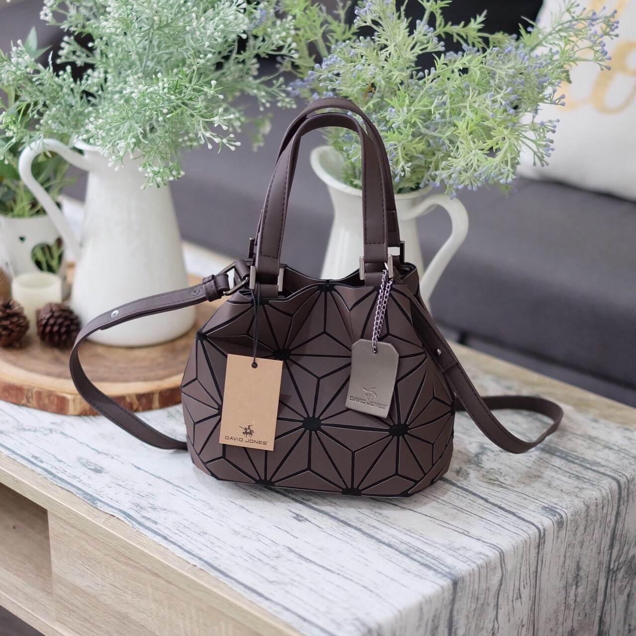 New Collection ka ' Matte Color ' ✨✨ สีด้าน มีให้เลือกถึง 4 สี 🍭🍭แถมยังลาย Limited edition หายาก 👍ปรับทรงได้ 2 แบบ น่ารักมาก จากแบรนด์ David Jones กระเป๋าสะพายข้างดีไซน์เกร๋มาก สีสวยหรูมาก ขนาดกะลังดีเลย น้ำ