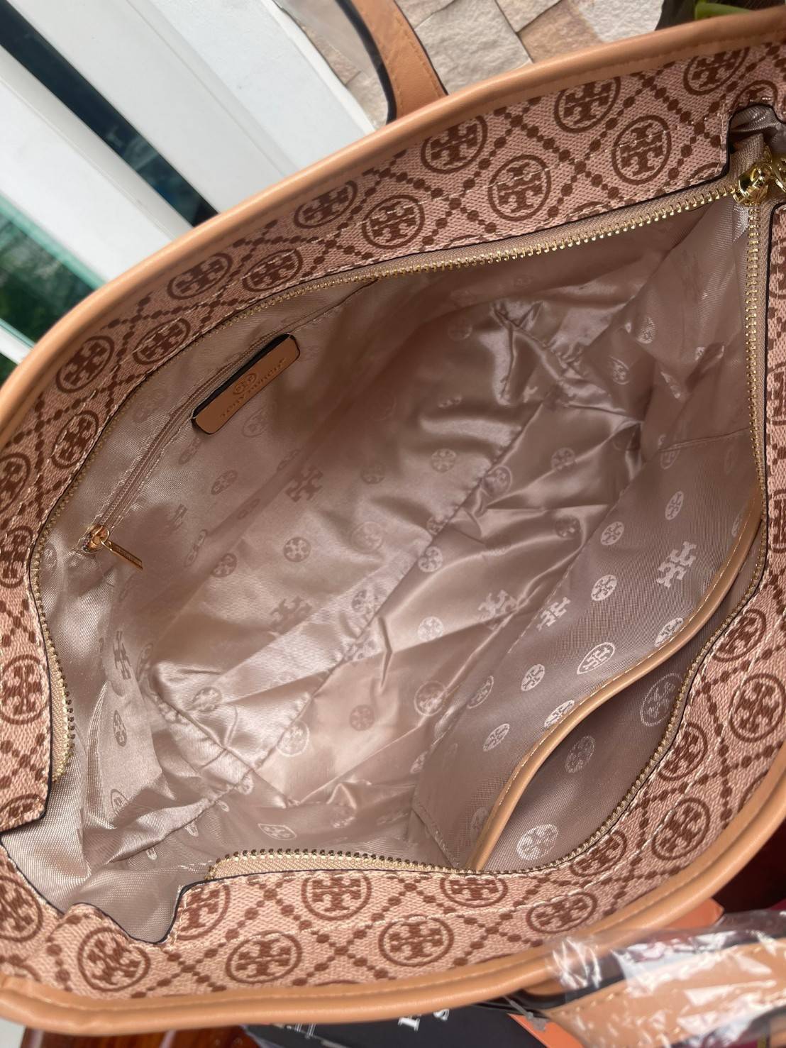 OUTLET 】Tory burch T Monograme Large shopping bag กระเป๋าสะพายใบไหล่ใบใหญ่ โดยตัวกระเป๋าทำมาจากผ้าแคนวาสเคลือบผิวด้านทนต่อรอยขีดข่วนได้เป็นอย่างดี ขนาดที่ใหญ่สามารถใส่ได้ทั้งเอกสารและสัมภาระต่างๆ พร้อมด้วยซิปปิดกระเป๋าด้านบนจึงเป็นอีกรุ่นที่เหมาะกับสาวออฟ