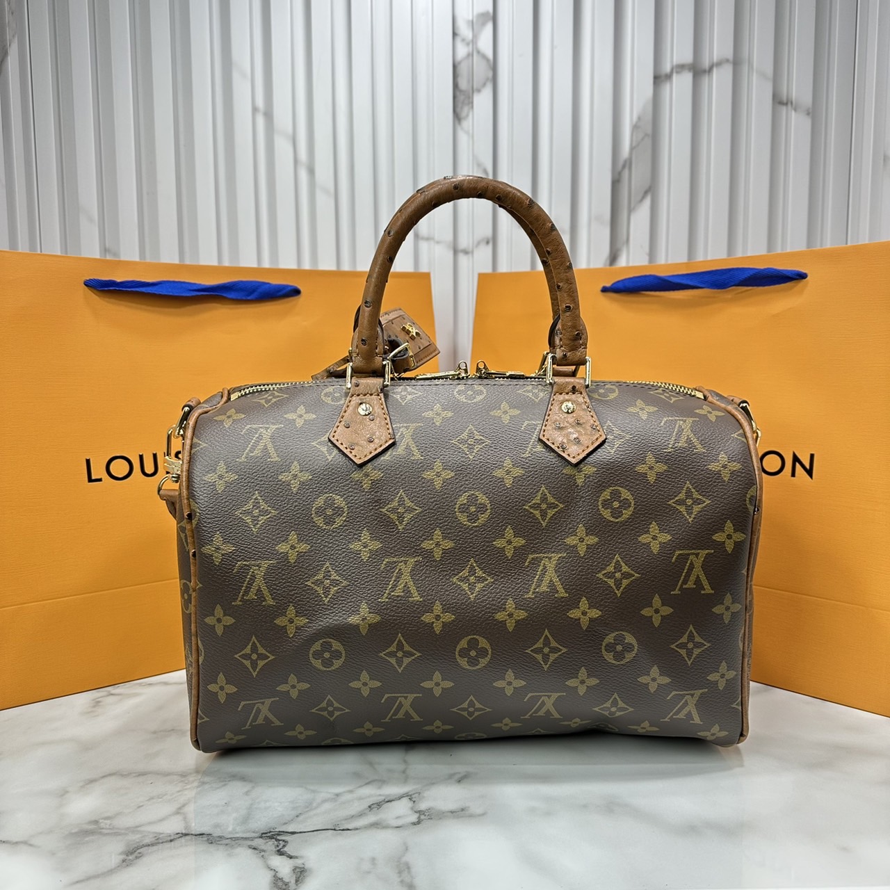 LV speedy soft 30 crafty bag กระเป๋าทรงหมอน รุ่นท็อปฮิต กับดีไซน์ใหม่ต้อนรับฤดูกาลท่องเที่ยว โดดเด่นด้วยการตกแต่งลายพิมพ์ซิกเนเจอร์ และป้ายแท็กหนังสุดเก๋