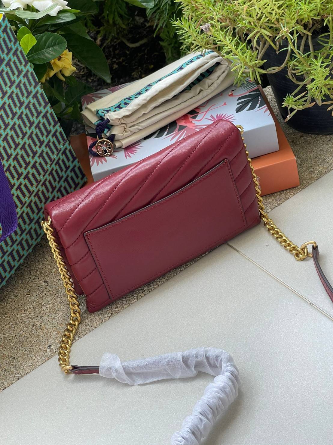 ของแท้ 💯% 】Tory Burch Kira Chevron Chain Wallet Bag เน้นความเรียบหรูดูแพง ต้องยกให้รุ่นนี้ ซึ่งมีขนาดกะทัดรัด ให้ลุคสาวมั่น Active ดูทะมัดทะแมง เหมาะสะพายในวันลำลอง และด้วยความที่เป็นแบรนด์ของทอรี่