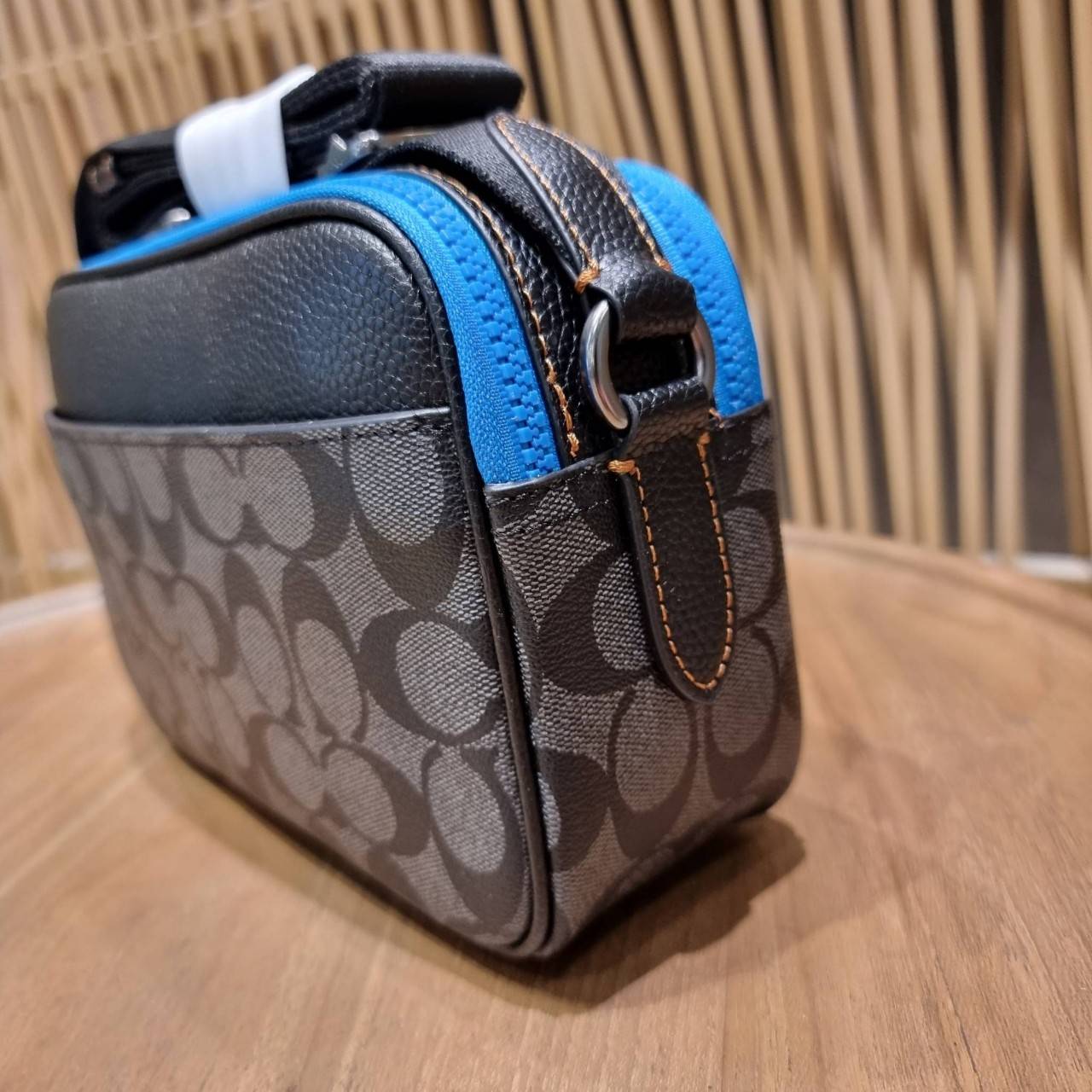 COACH C4027 COACH x PEANUTS GRAHAM CROSSBODY IN SIGNATURE CANVAS WITH SNOOPY จัดให้อีกไอเท็มจ้า สำหรับสาวกสนูปพีโดยเฉพาะ กระเป๋าครอสบอดี้ทรงยอดฮิต รุ่นนี้สามารถใช้ยูนิเซ็กส์ได้เลย สาวๆหนุ่มๆได้หมดไม่เกี่ยง!! รูปทรงดีไซน์คลาสสิค โดดเด่นด้วยตัว C ตกแต่งตัวใ