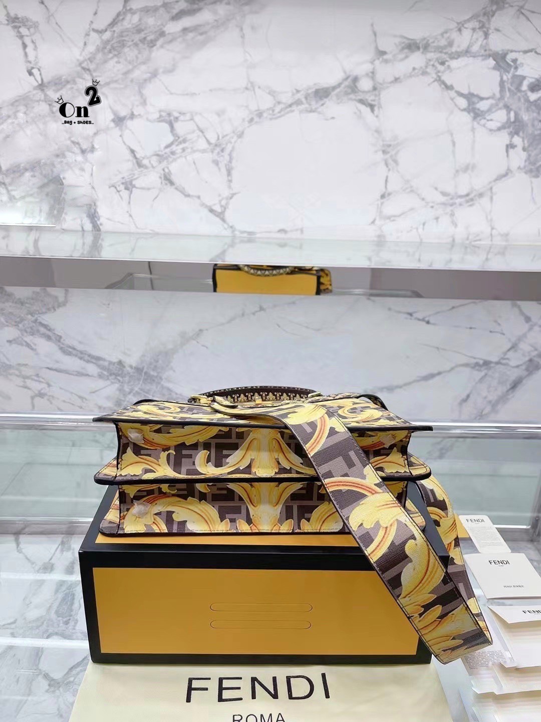 Fendi x Versace Peekaboo Bags / FF Fendace Gold Baroque FF Motif Peekaboo กระเป๋าสะพายสวยไฮโซ สุดฮิต ขนาดกำลังดีหนังลายกราฟฟิกมาใหม่ สวยหรูดูไฮโซมากค่ะ มาพร้อมสายสะพายยาวถอดออกถือได้