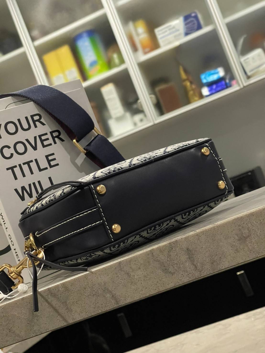 TORY BURCH T MONOGRAM JACQUARD CAMERA BAG การออกแบบที่เรียบง่าย แต่ยังคงความหรูหราเอาไว้ โดดเด่นด้วยลวดลาย T Monogram