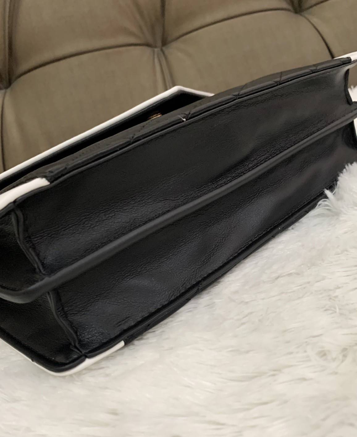 VIP SAINT LAURENT GABY SATCHEL BLACK / YSL GABY กระเป๋าสะพายดีไซน์เกร๋ รูปทรงแบบซองจดหมาย หนังลายตาราง น้องใหม่จากSaint Laurent Gaby Satchel วัสุดหนังลูกแกะแบบควิลท์ (หนังแกะสังเคราะห์) งานสไตล์วินเทจ แต่งขอบสีขาวตัดกับสีดำ ด้านหลังมีช่องสำหรับใส่ของได้ โ