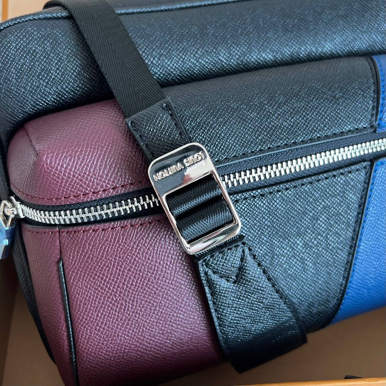หนังแท้ Louis Vuitton taigarama outdoor messenger man bag ภาพถ่ายจากงานขายจริง