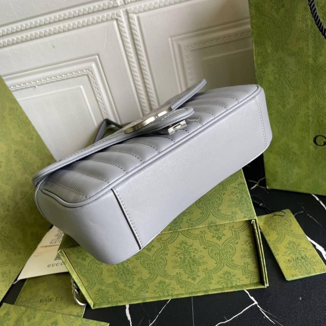 หนังแท้ 26cm GUCCI GG Marmont leather shoulder bag แบบใหม่ล่าสุด ราคานี้หนังแท้คือคุ้มมากเลยค่าสาวๆ ต้องจัดแล้วน้าา ยกระดับความหรูให้กับตัวเองกันหน่อย ด้วยกระเป๋ารุ่นนี้!! ครอสบอดี้ที่ดีไซน์หรู อัพเลเวล ในราคาที่จับต้องได้ พร้อมเสิร์ฟความสวยตรงถึงบ้านแล้ว