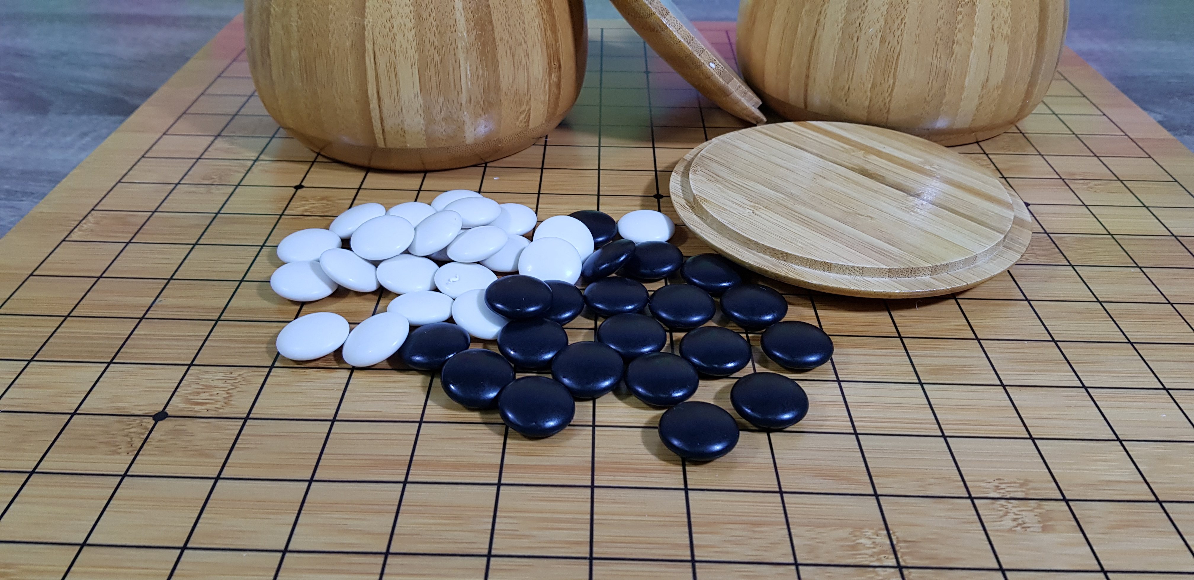 ชุดกระดานหมากล้อมไม้หนา2ซม.กระดาน19เส้นพร้อมโถไม้Torreyaและเม็ดหมากพลาสติกนูนสองด้านทรงกลม