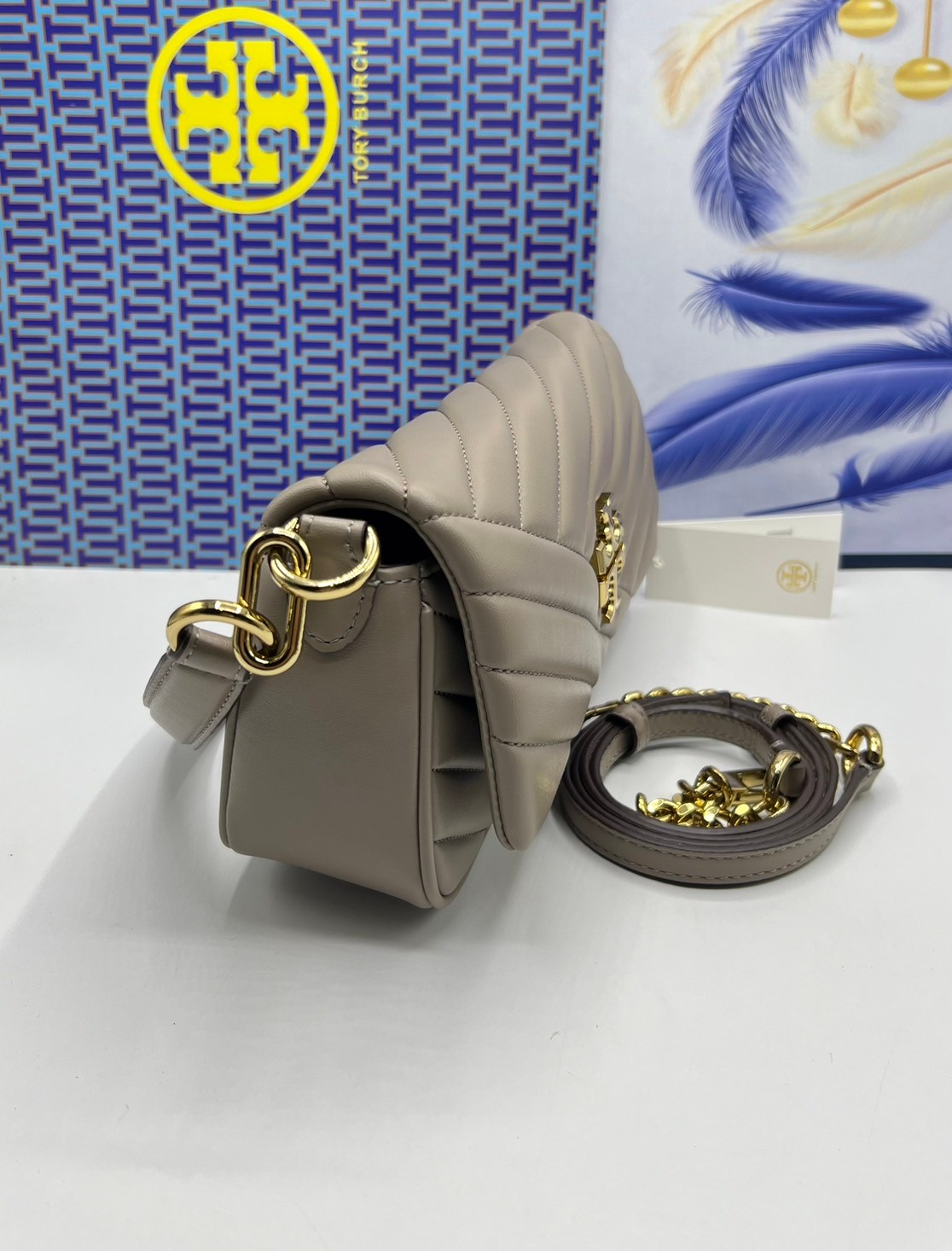 Tory Burch Kira Chevron Flap Small Shoulder Bag กระเป๋าสะพายดีไซน์รูปทรงคลาสสิค ดูผู้ดีหรูหรา เกรดออริ สลับแท้ 1:1 ใช้งานต่างประเทศได้